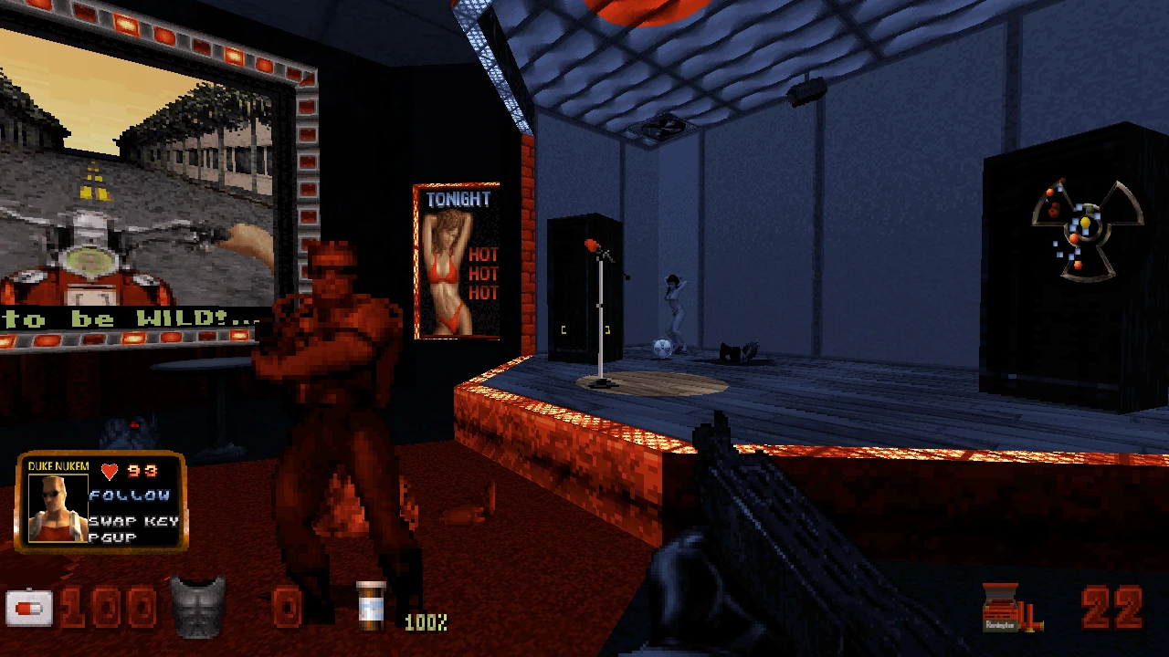 Spielbildschirm des Duke Nukem 3D Mods Alien Armageddon mit Nachtclubbühne, Mikrofon und Spielercharakter