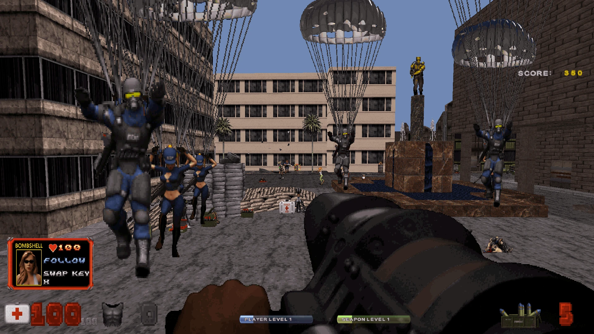 Ego-Perspektive einer Kampf Szene im Duke Nukem Mod mit Feinden, die vor städtischen Gebäuden abspringen, Spieler hält schwere Waffe