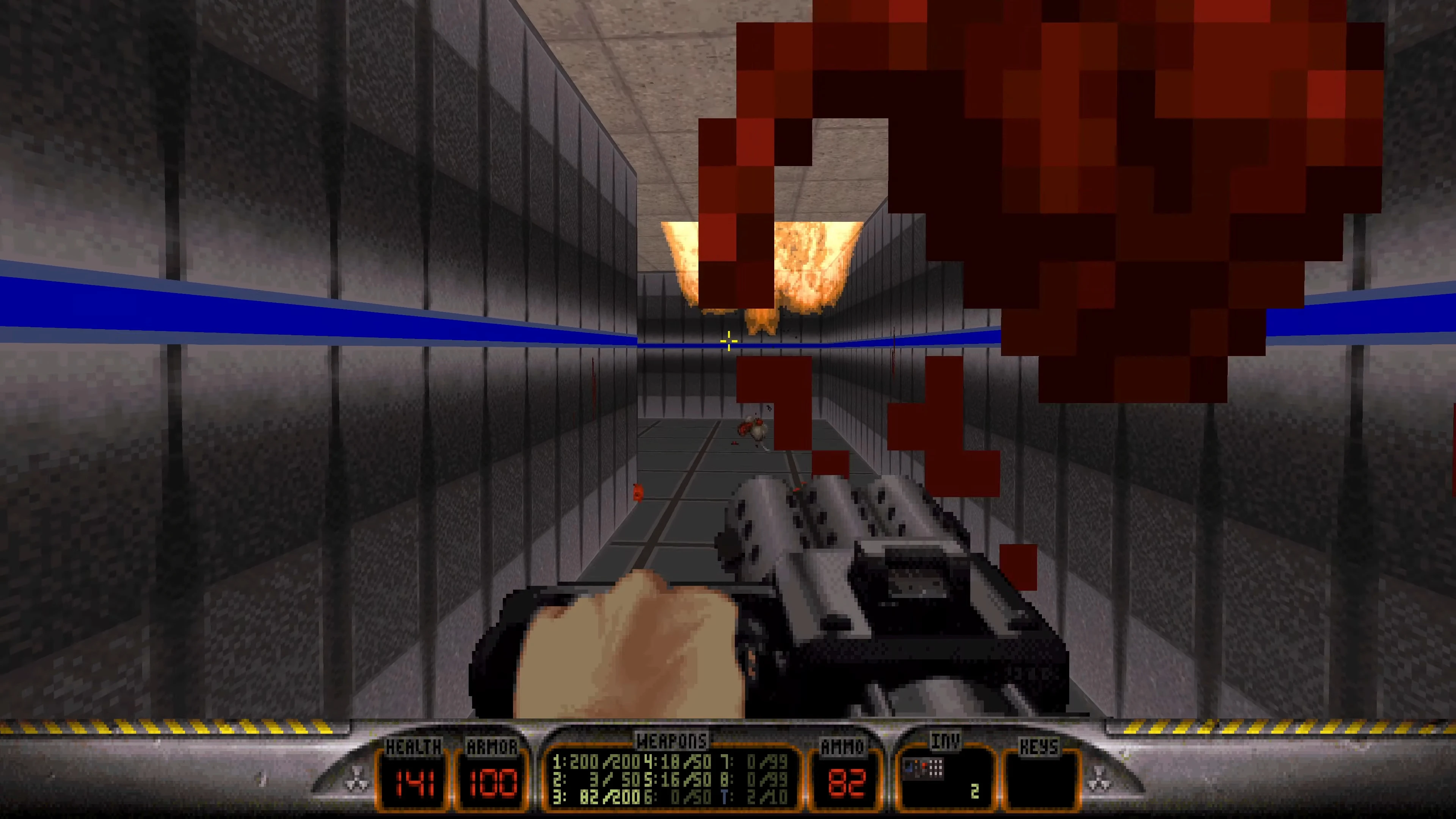 Вид от первого лица, как Duke Nukem стреляет из крупнокалиберного оружия в узком коридоре с взрывами впереди