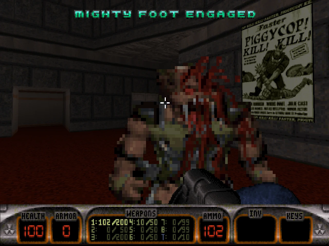 Игровой процесс Duke Nukem 3D с прицеливанием игрока на кровавого врага в тёмном коридоре