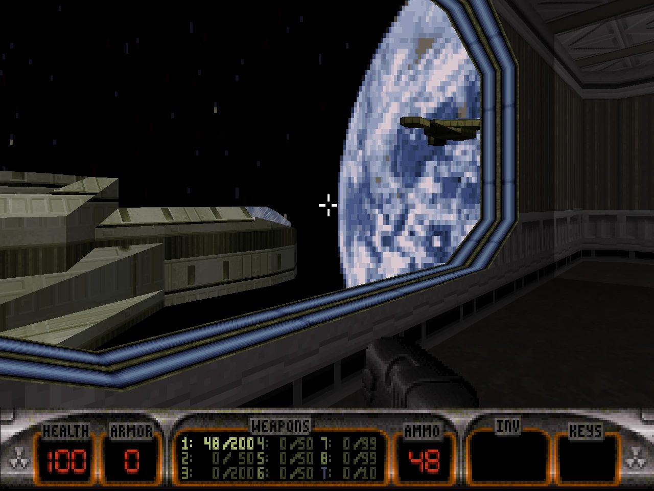 Скриншот игры Duke Nukem 3D с модом, показывающий HUD игрока с полным здоровьем и видом на окно космической станции