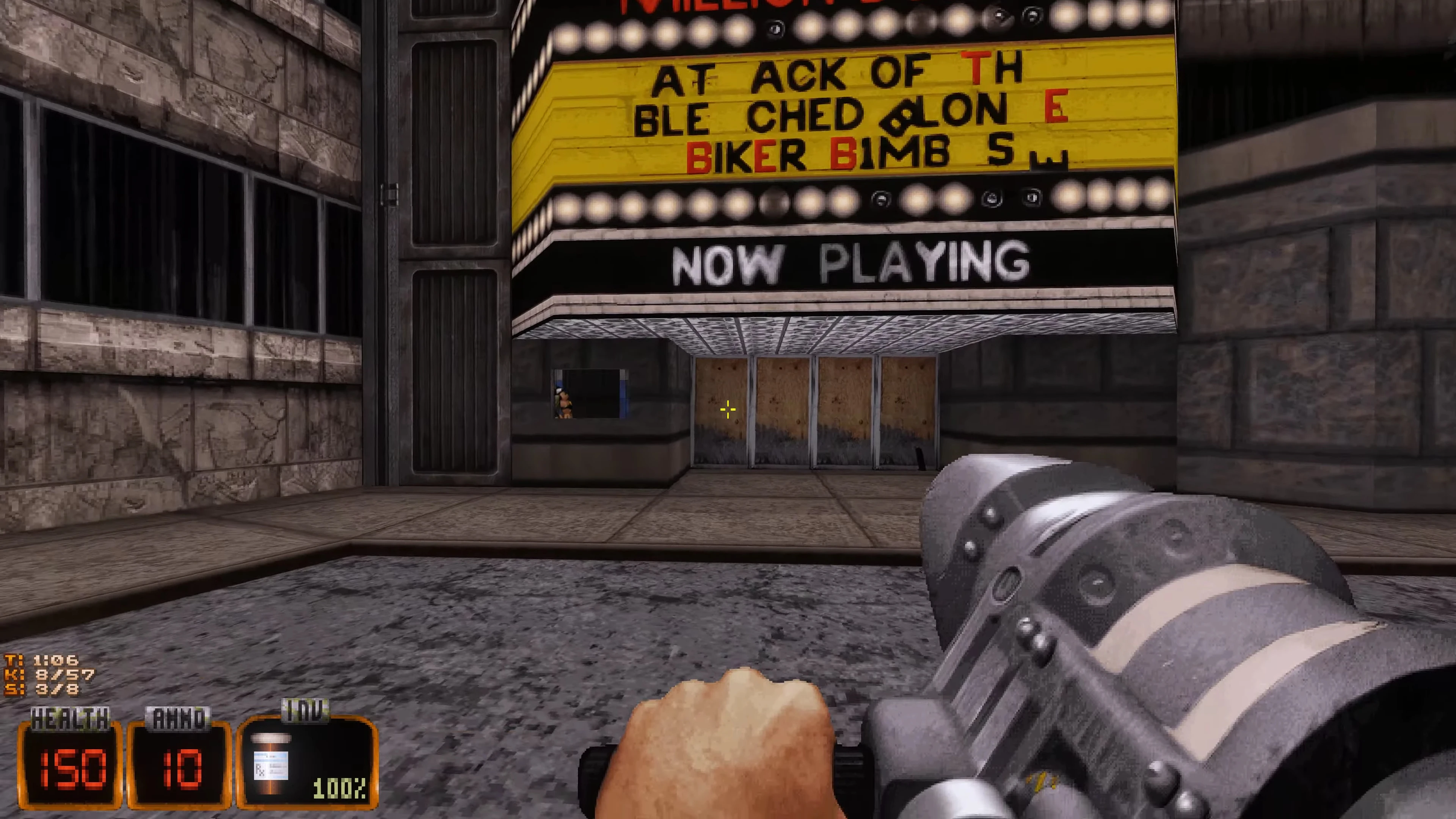 Вигляд гравця з футуристичною зброєю біля освітленого театрального маркізу з частковими назвами фільмів у Duke Nukem 3D