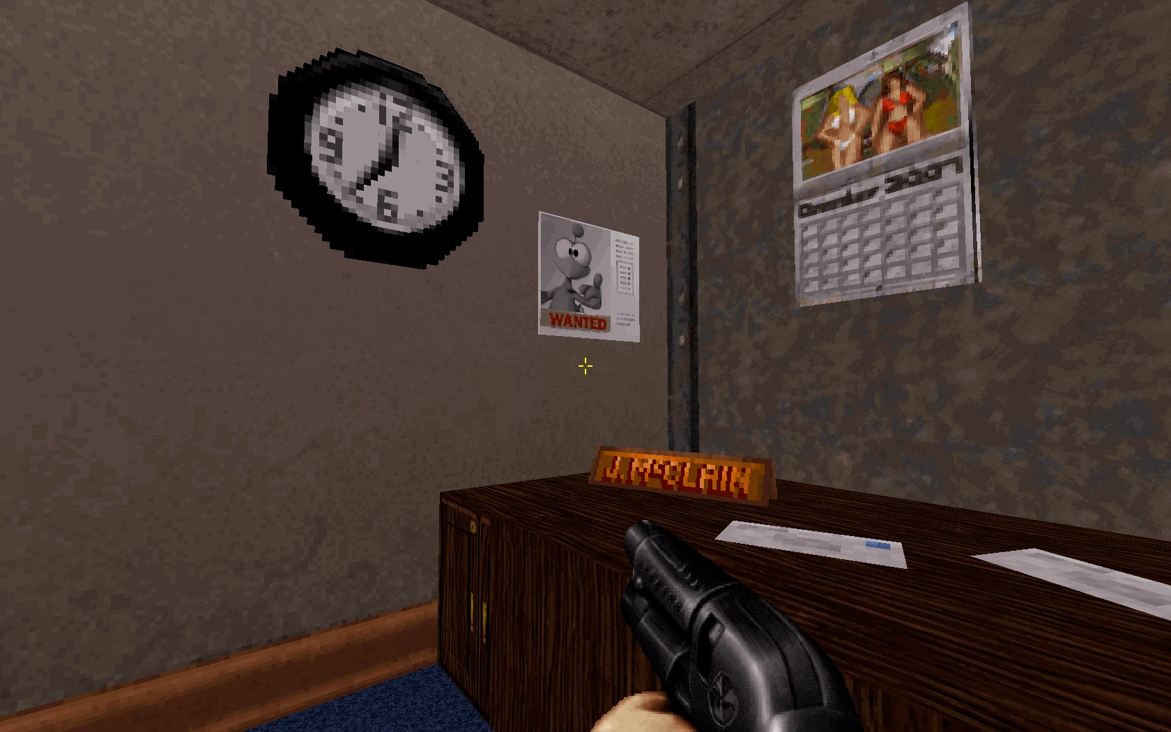 Скріншот моду Duke Nukem 3D з кутом кімнати з годинником, плакатом, календарем та гравцем з зброєю