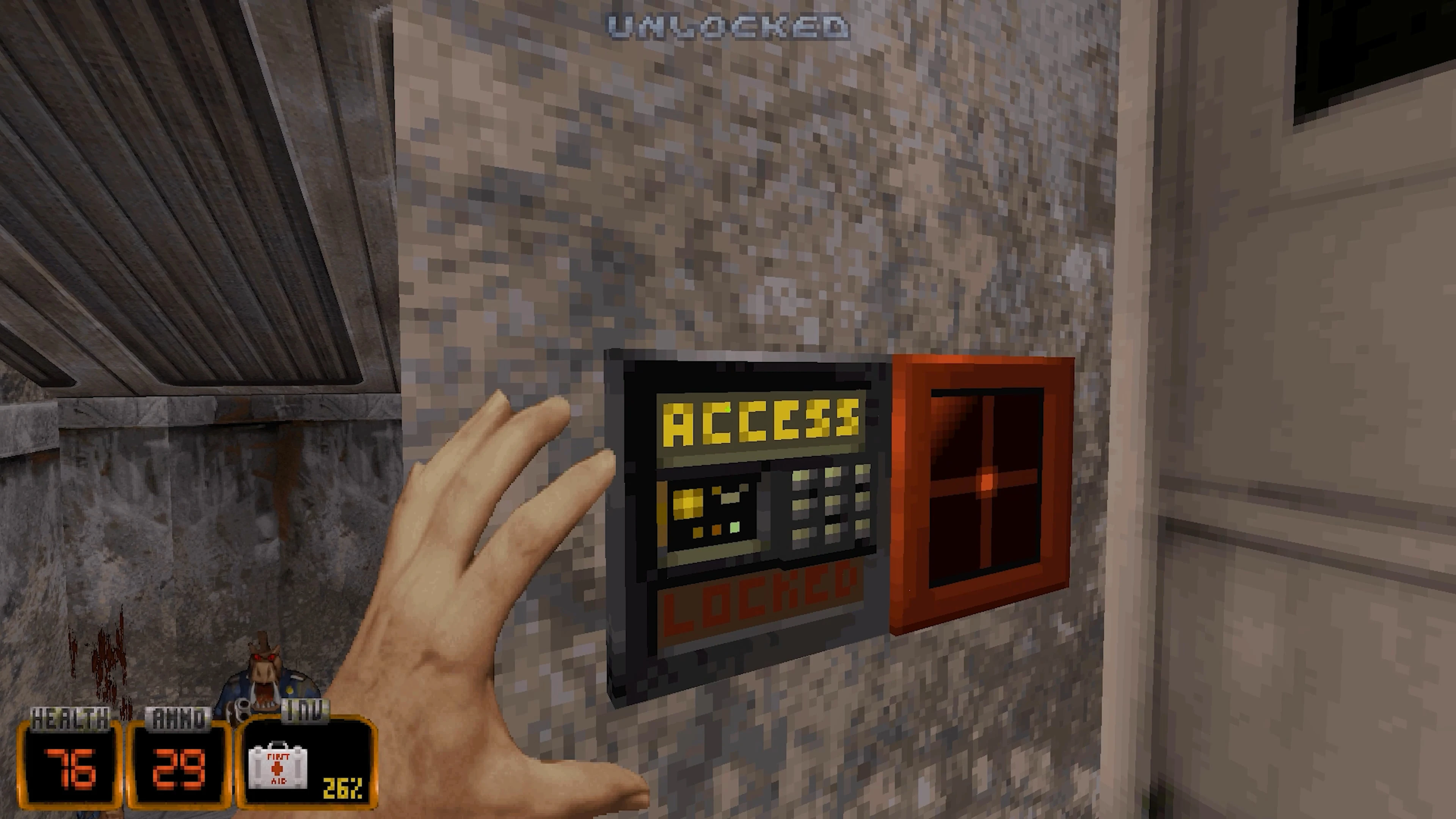 Ігровий вигляд, рука простягається до панелі доступу з написом ACCESS, видно HUD здоров’я та боєприпасів