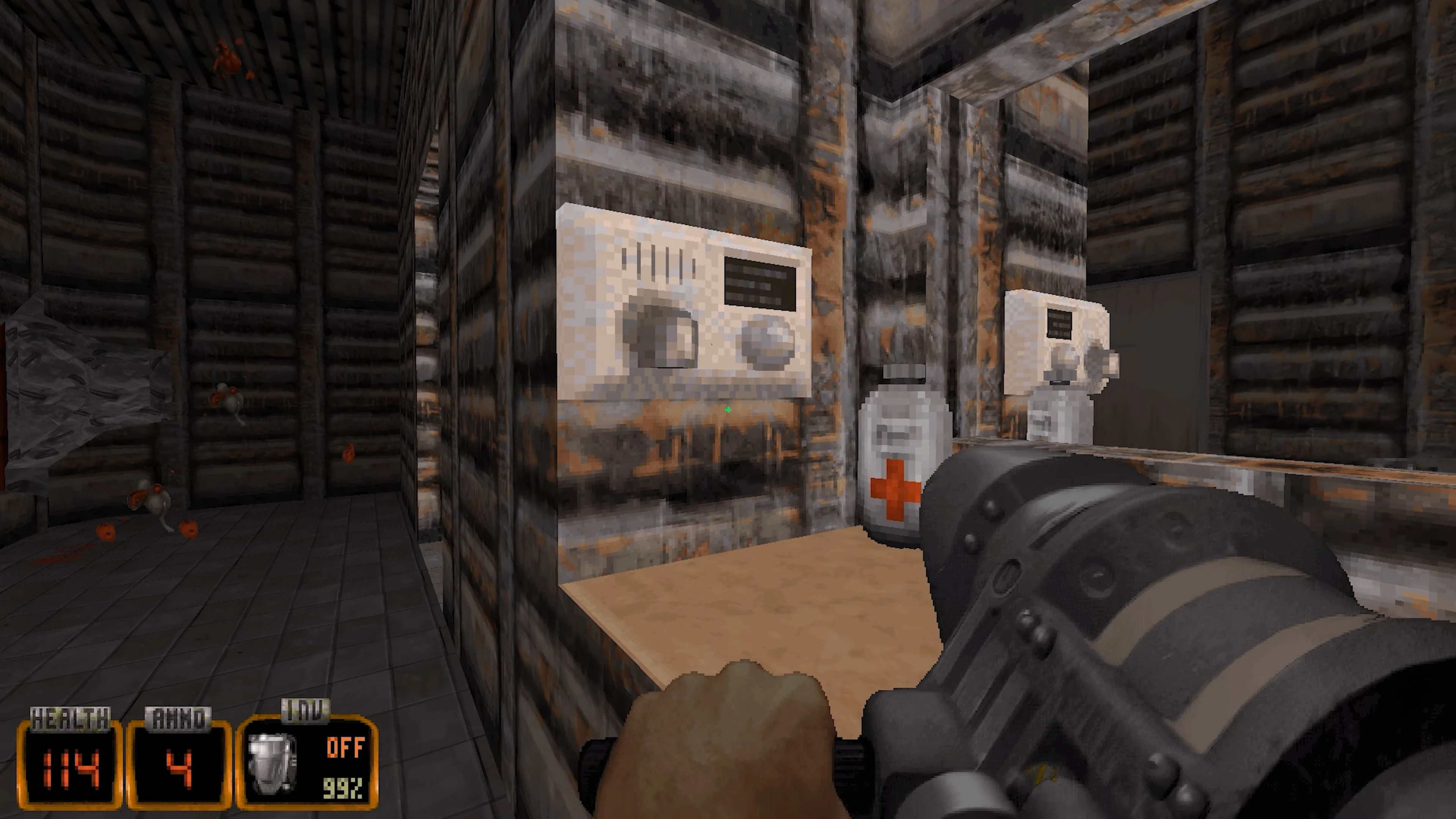 Скріншот Duke Nukem 3D з покращеним пакетом ресурсів, гравець тримає велику зброю біля медичних наборів