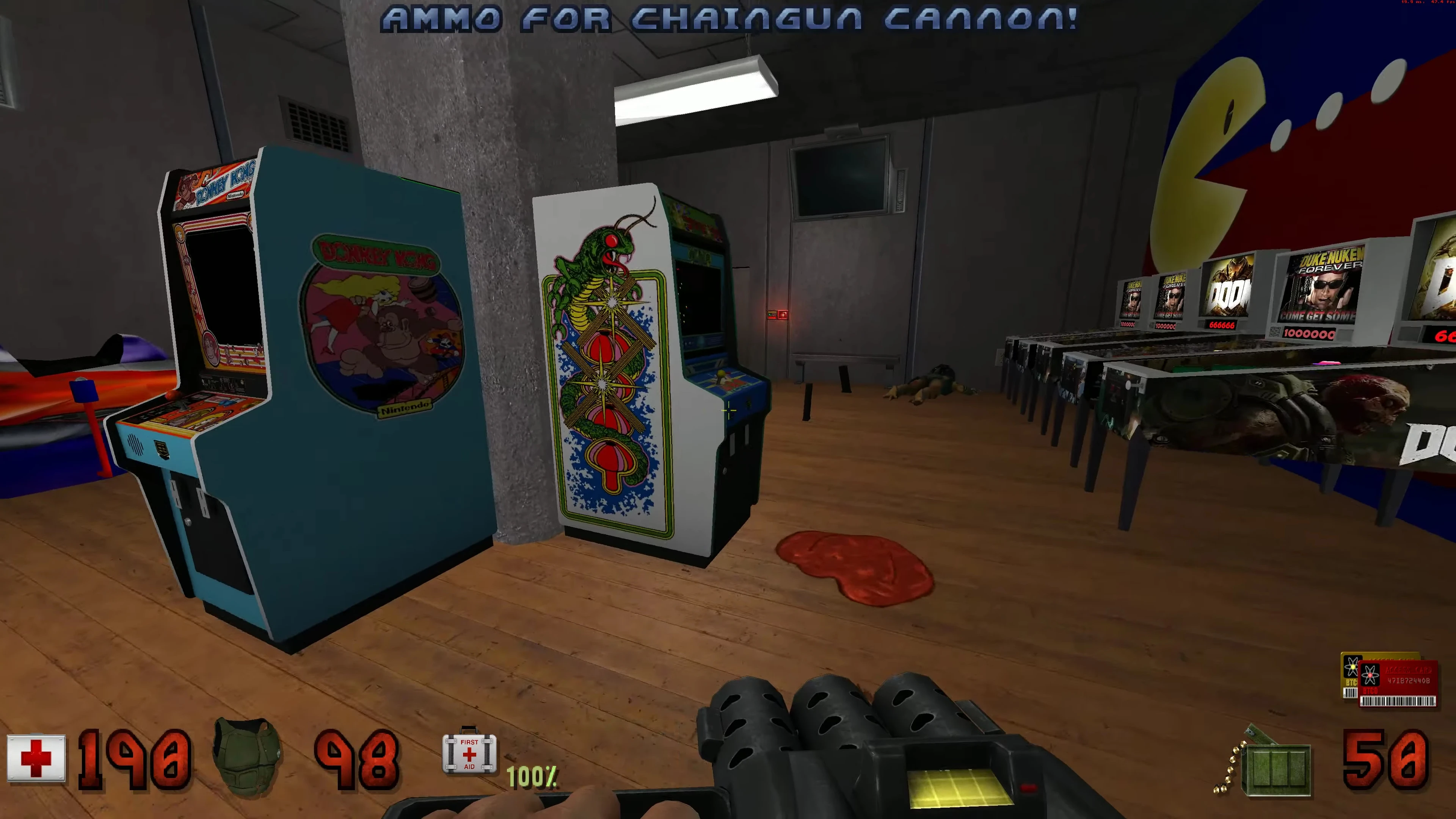 Erste-Person-Ansicht von Arcade-Automaten und Flipper-Tischen mit Chaingun Cannon in Duke Nukem 3D Mod