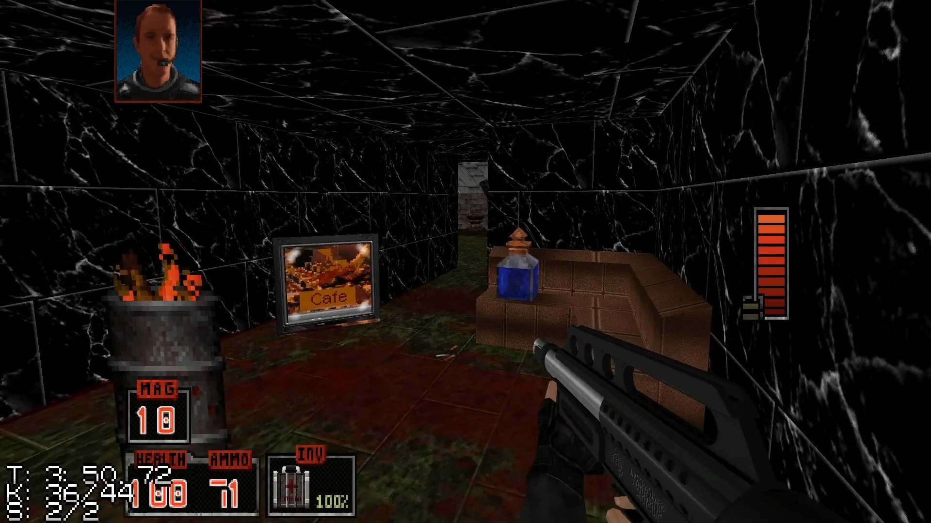 Captura de pantalla del mod Imagination World TC de Duke Nukem 3D mostrando un pasillo de mármol oscuro con una poción azul en un banco y HUD de arma