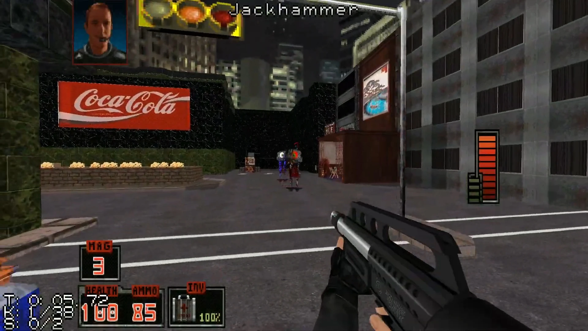 Vista en primera persona de personaje armado en calle de ciudad con HUD mostrando salud, munición e inventario en mod de Duke Nukem 3D
