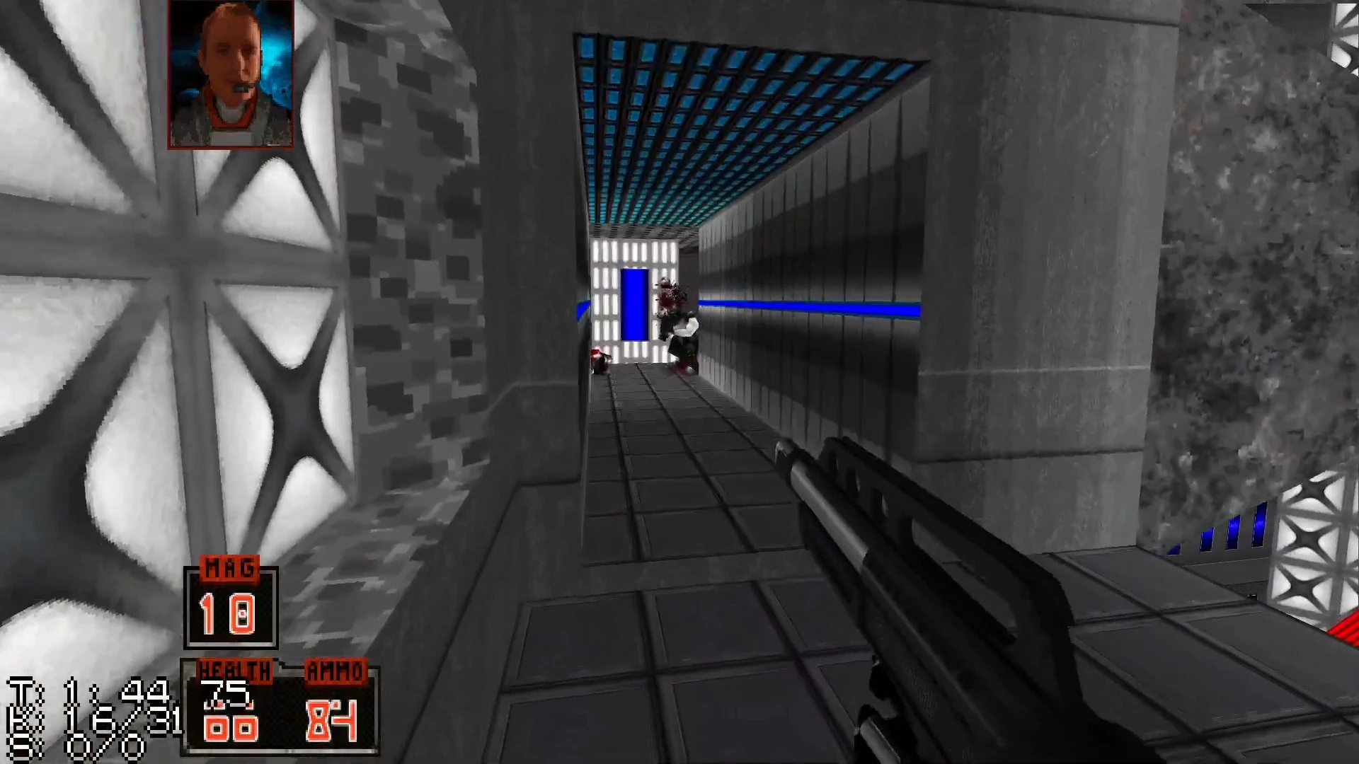 Jugador armado con escopeta enfrentando enemigos en un pasillo estrecho de ciencia ficción en mod Imagination World TC para Duke Nukem 3D