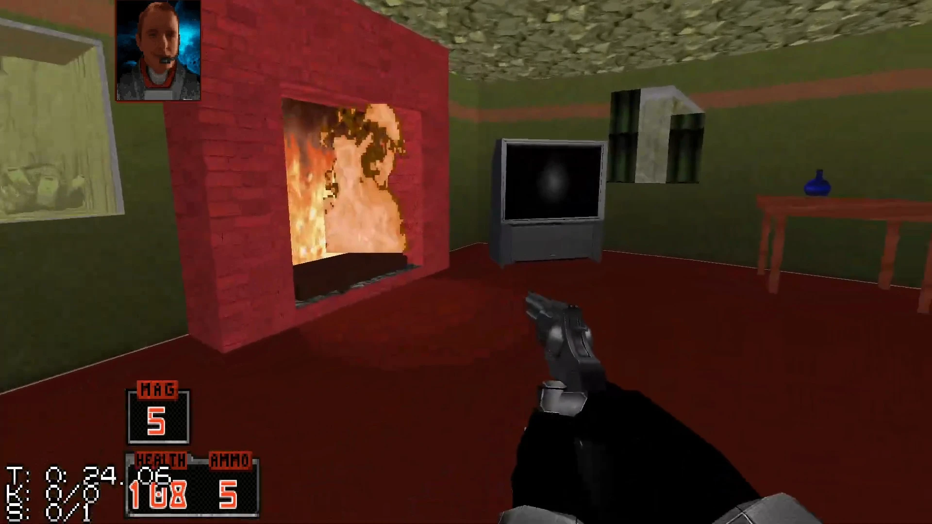 Vista en primera persona del mod Duke Nukem 3D con pistola, chimenea de ladrillo rojo en llamas y un televisor