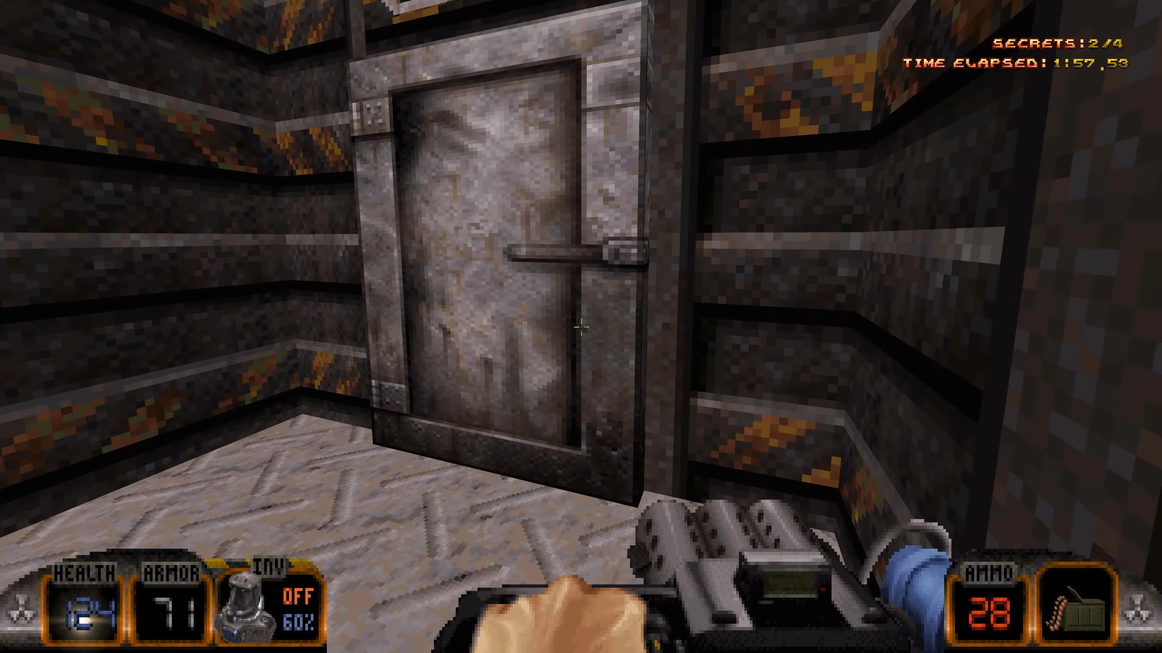 Vista del juego de una puerta metálica y HUD mostrando salud, armadura, munición y progreso de secretos en el mod KickAss Duke