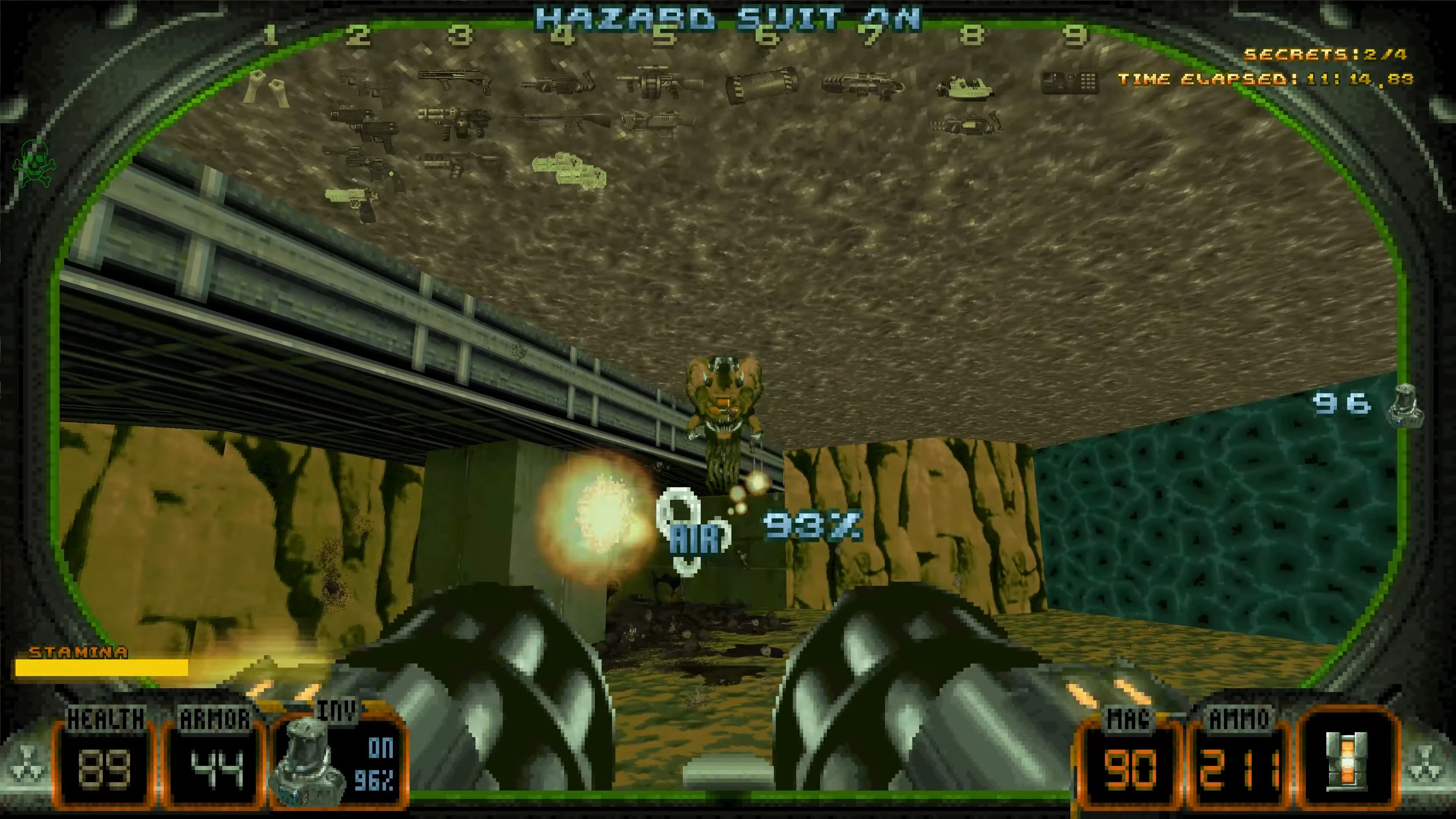Vista en primera persona de Duke Nukem disparando con armas dobles bajo el agua con HUD mostrando salud, armadura y munición