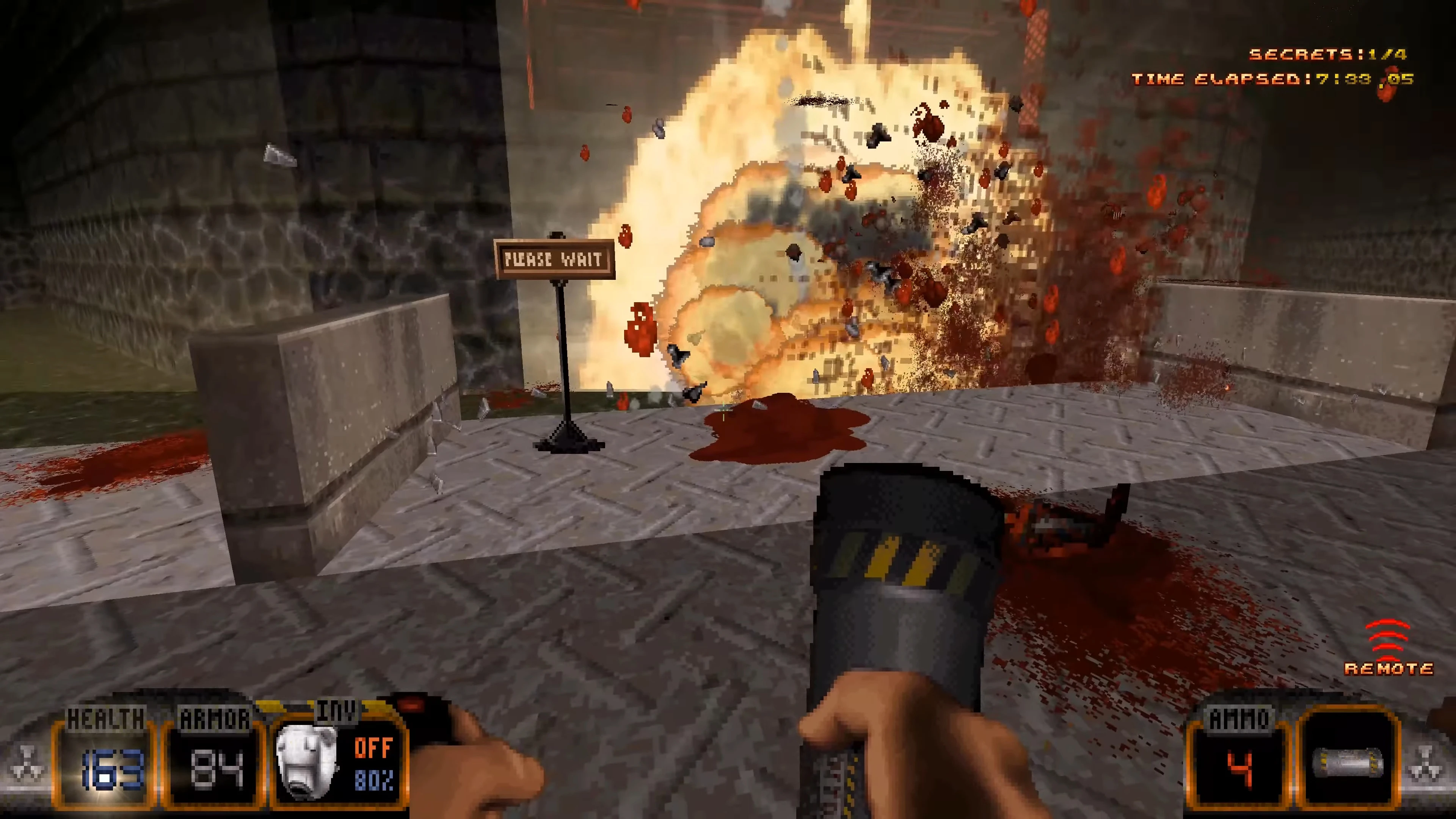 Vista en primera persona de la explosión de una bomba remota con salpicaduras de sangre y cartel 'Please Wait' en mod de Duke Nukem 3D