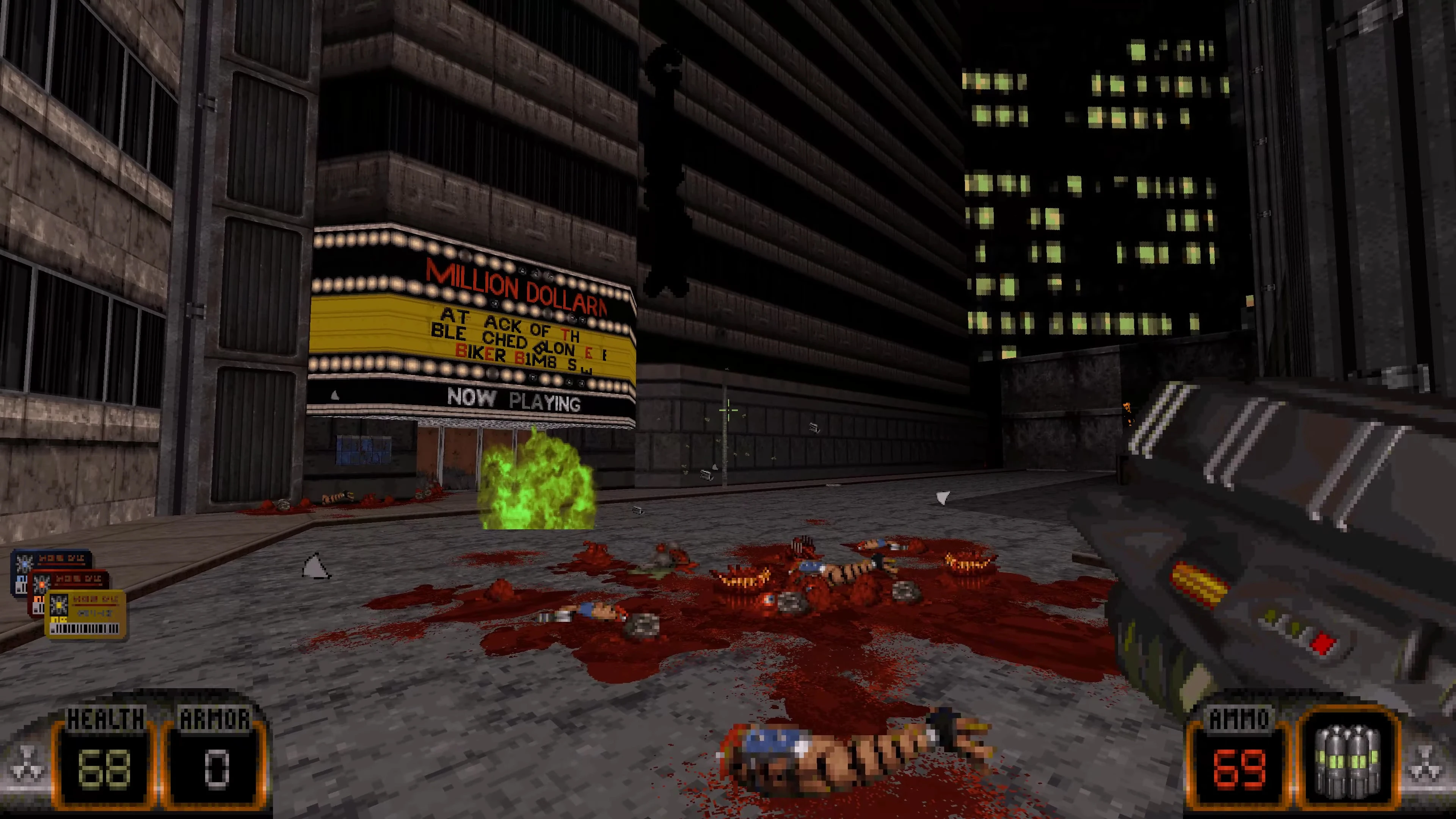 Vista en primera persona con escopeta apuntando a sangre y restos alienígenas en calle oscura con cine de fondo