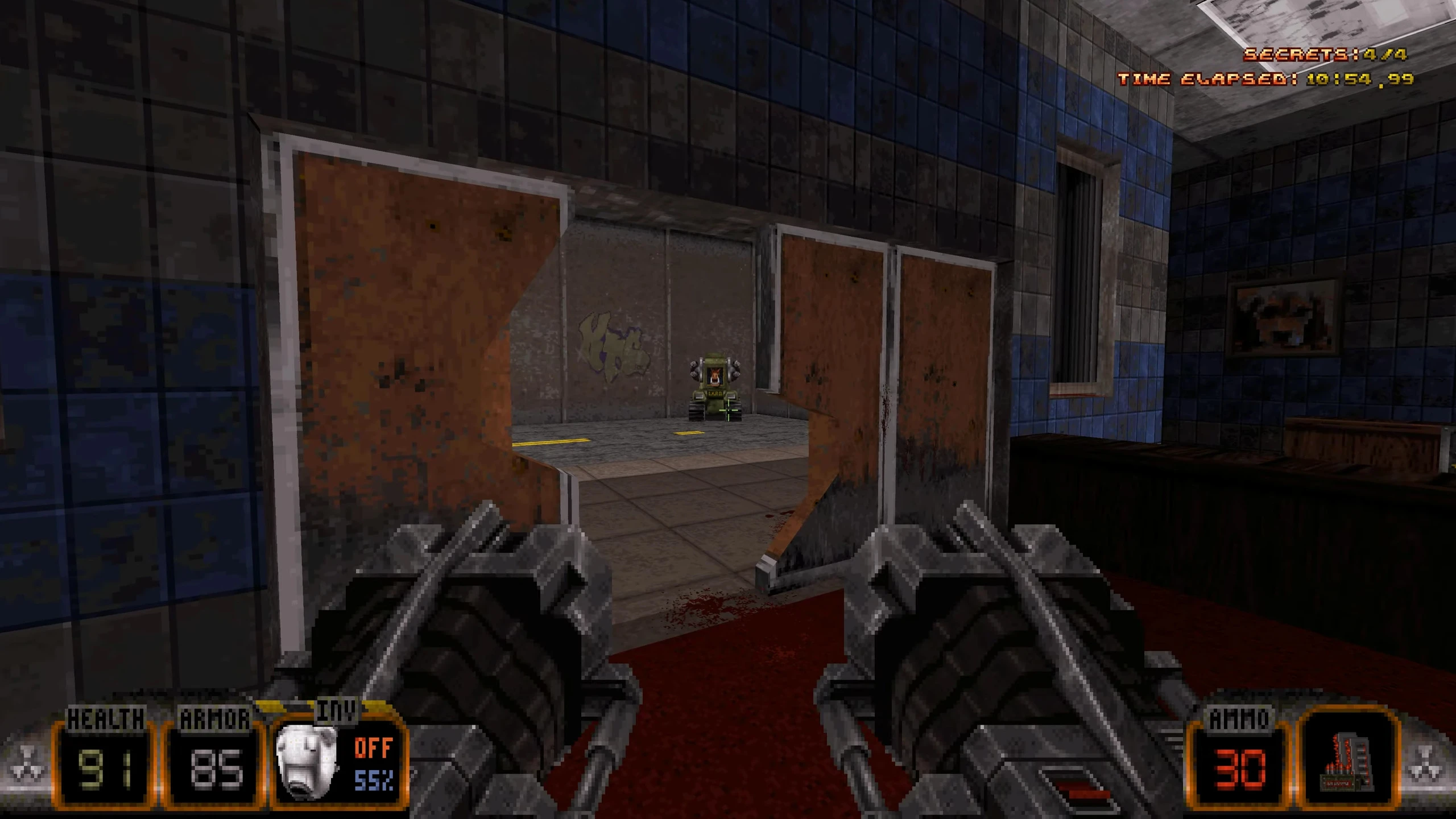 Vista en primera persona de armas dobles apuntando a través de una puerta rota a un robot en Duke Nukem 3D mod KickAss Duke