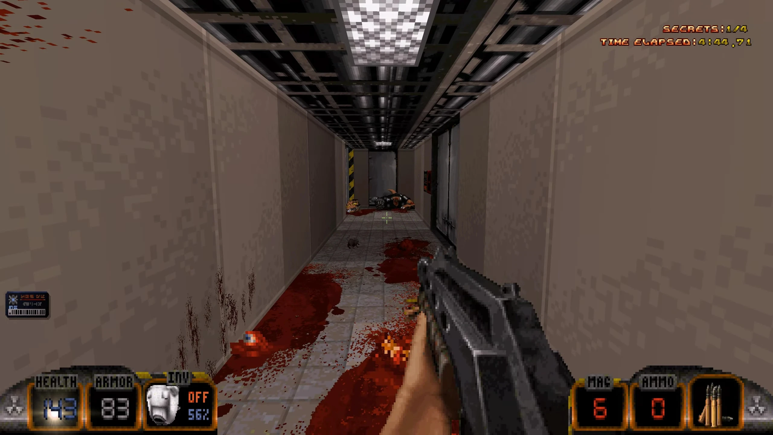 Vista en primera persona de un pasillo cubierto de sangre con enemigos caídos y una escopeta en el mod KickAss Duke de Duke Nukem 3D