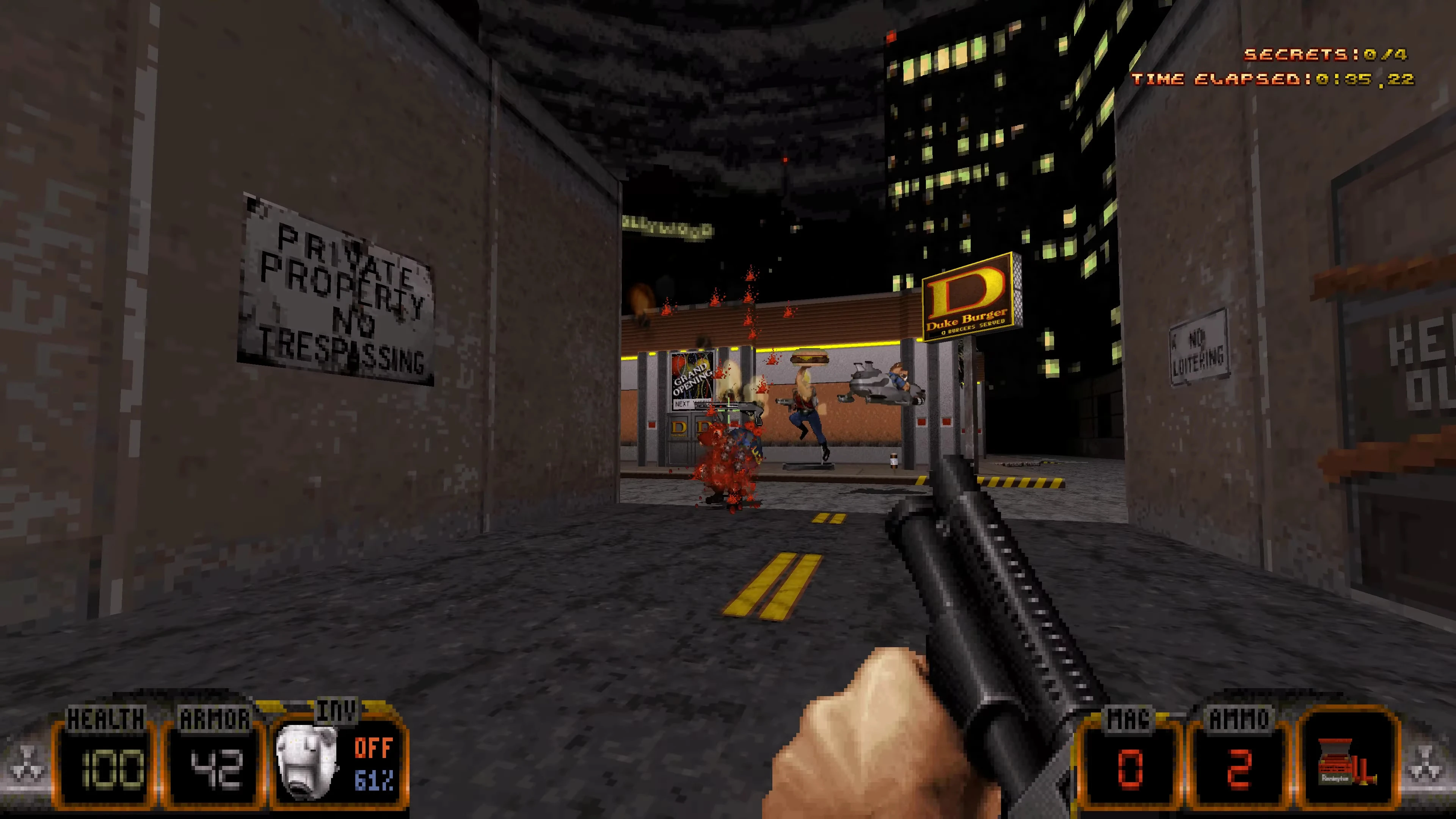 Vista en primera persona con escopeta enfrentando enemigos frente a Duke Burger en mod KickAss Duke