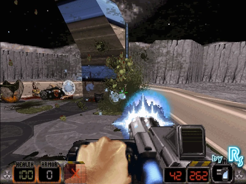 Vista en primera persona de Duke Nukem 3D disparando proyectiles de energía en un entorno rocoso