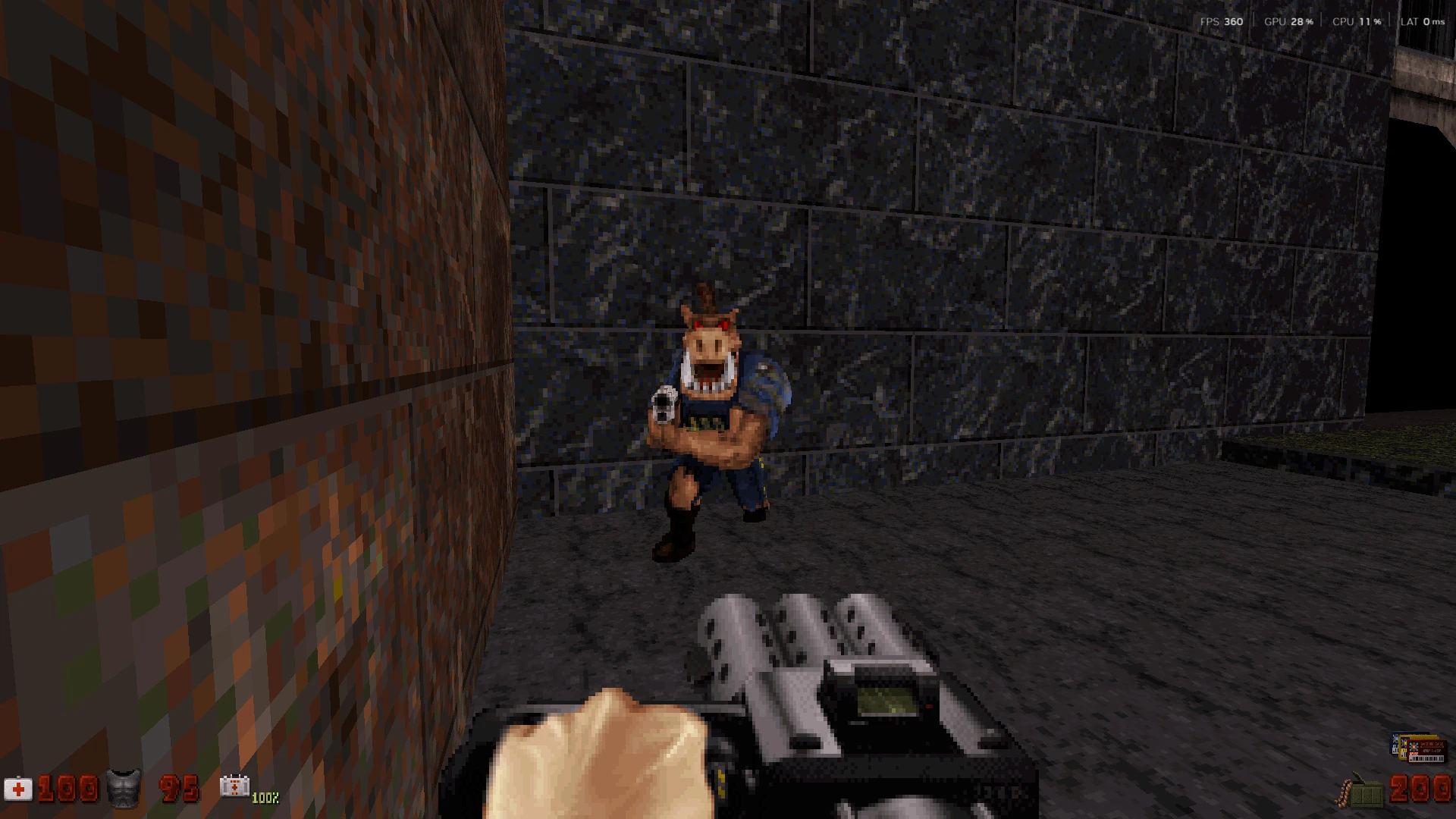 Ego-Shooter-Ansicht, die auf einen humanoiden Gegner mit Waffe im Voxel-Stil des Duke Nukem 3D-Mod zielt
