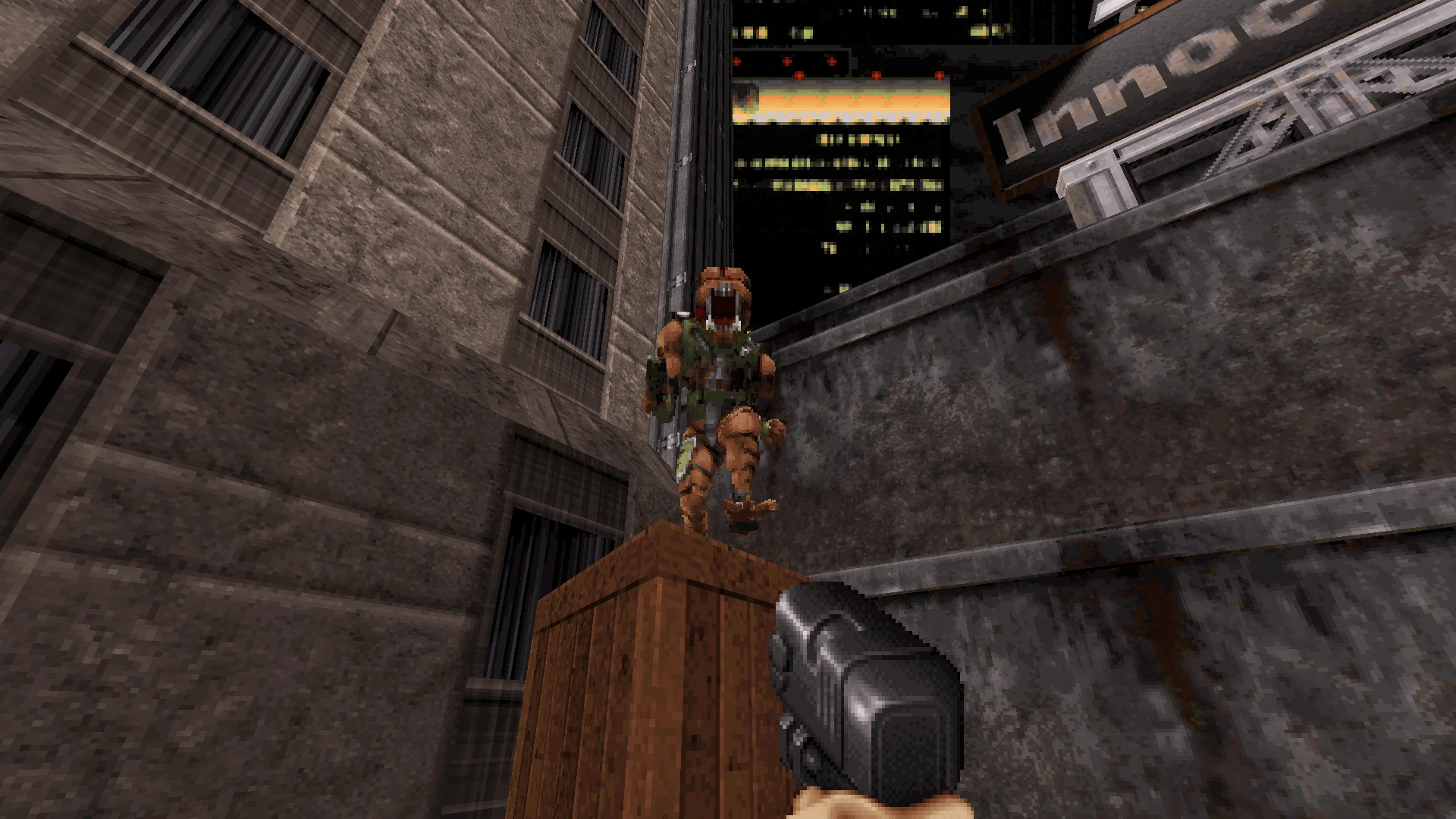 Erste-Person-Perspektive eines Spielers, der mit einer Pistole auf einen gegnerischen Soldaten auf einer Holzkiste in einer dunklen städtischen Umgebung im Duke Nukem 3D Voxel-Mod zielt