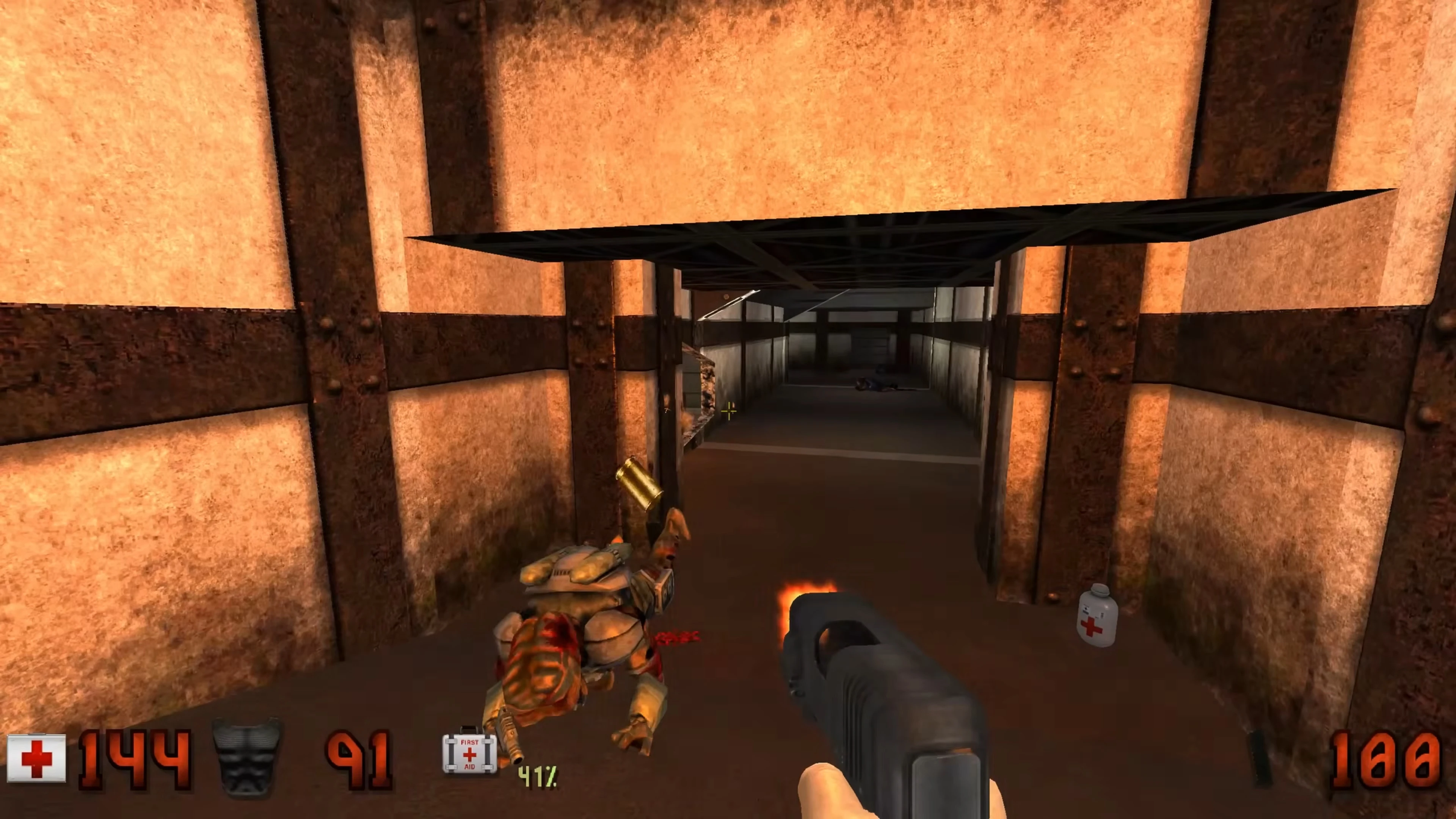 Erste-Person-Ansicht im Duke Nukem 3D-Mod mit schießender Waffe und gefallenem Feind in rostigem Gang