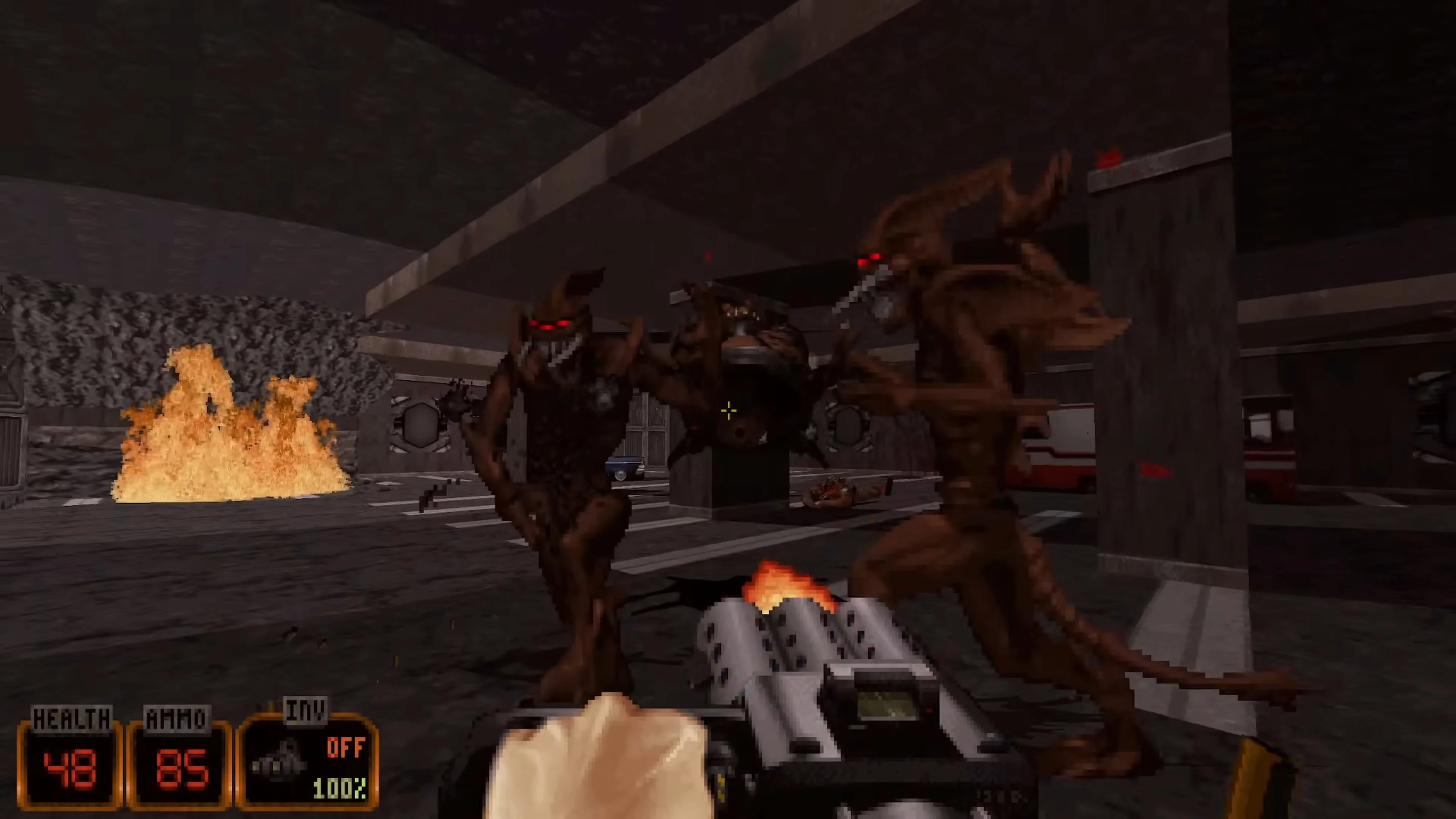 Duke Nukem 3D Screenshot zeigt Spieler, der zwei monströse Gegner in einem dunklen, feurigen Raum mit Voxel-Mod beschießt