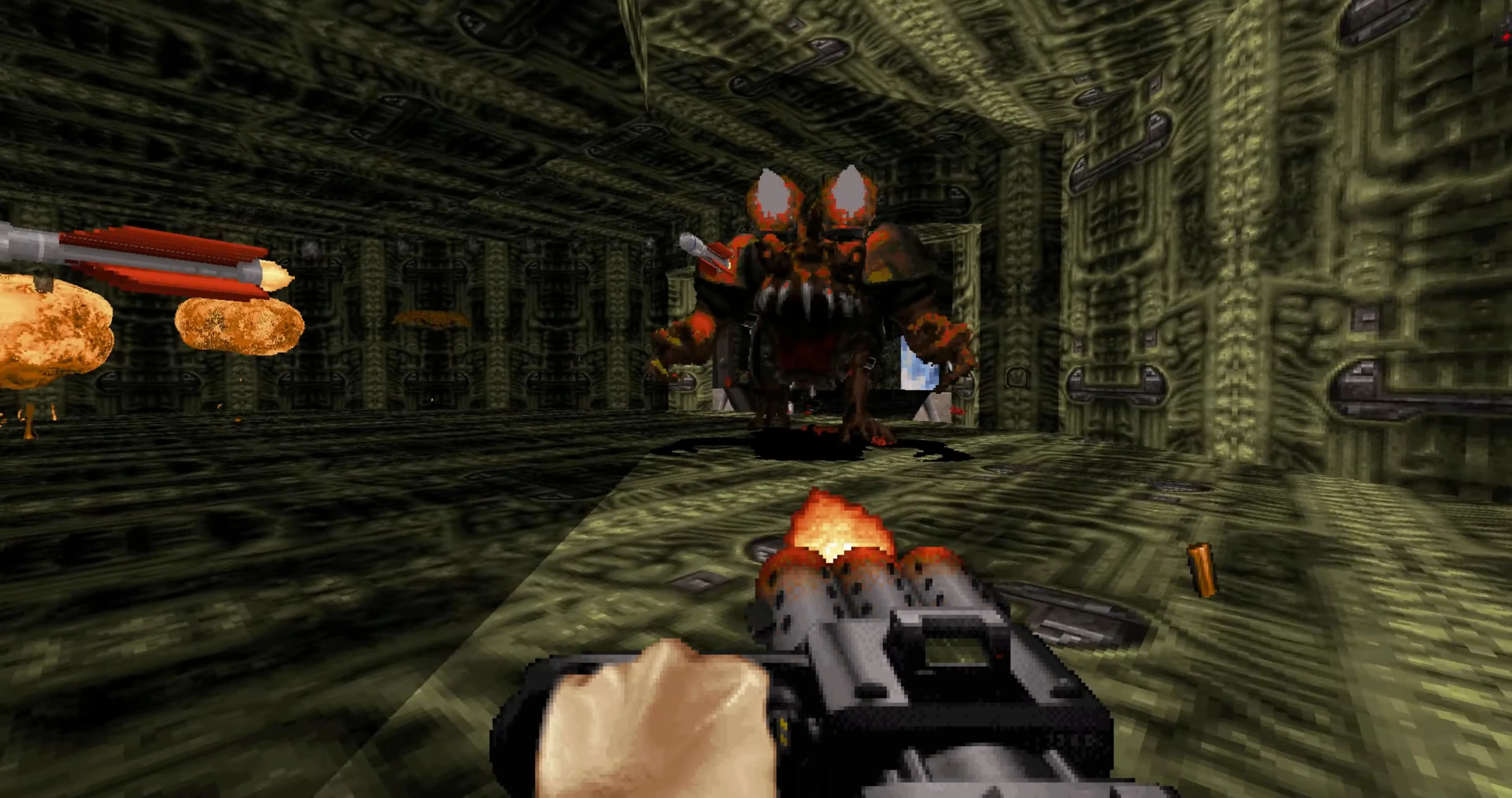 Ego-Perspektive von Duke Nukem 3D im Kampf gegen einen großen feuerspeienden Boss in einem dunklen Techno-Raum mit Voxel-Mod