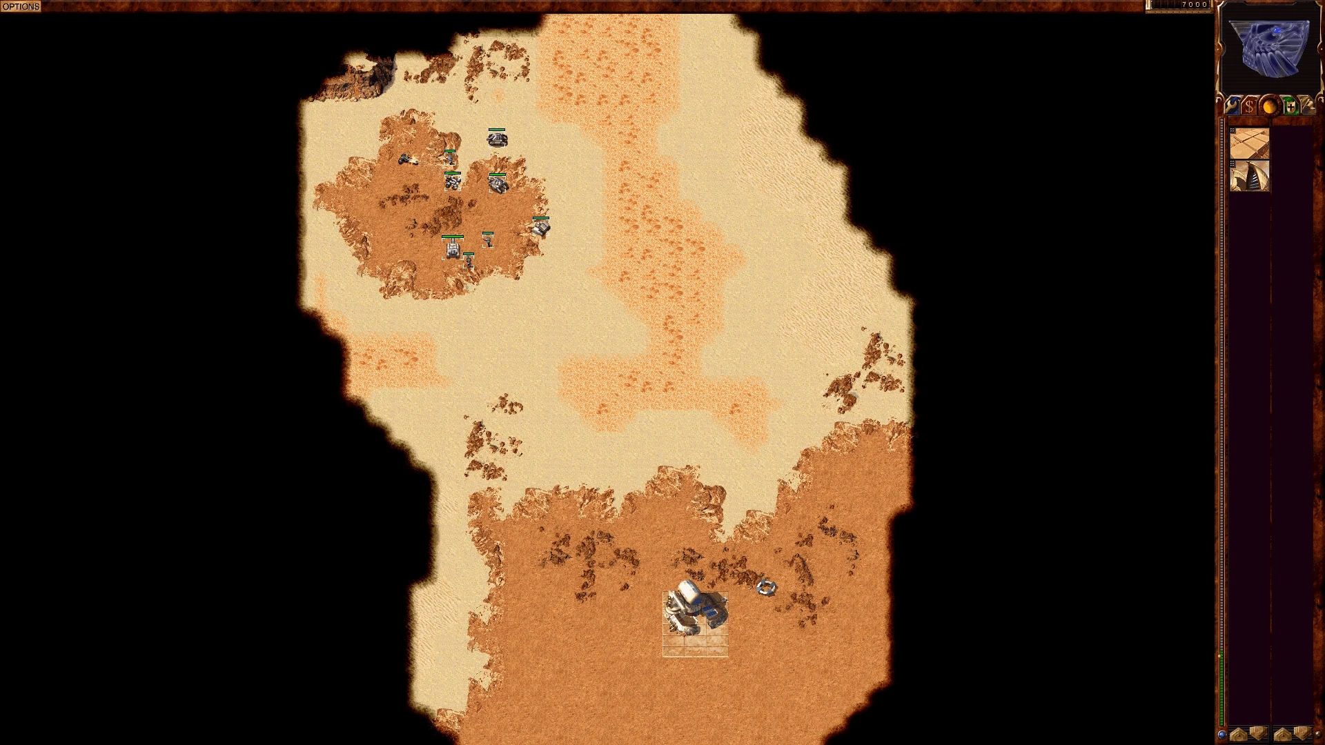Draufsicht auf eine Wüstenlandschaft mit mehreren Einheiten und Gebäuden in Dune 2000 GruntMods Edition