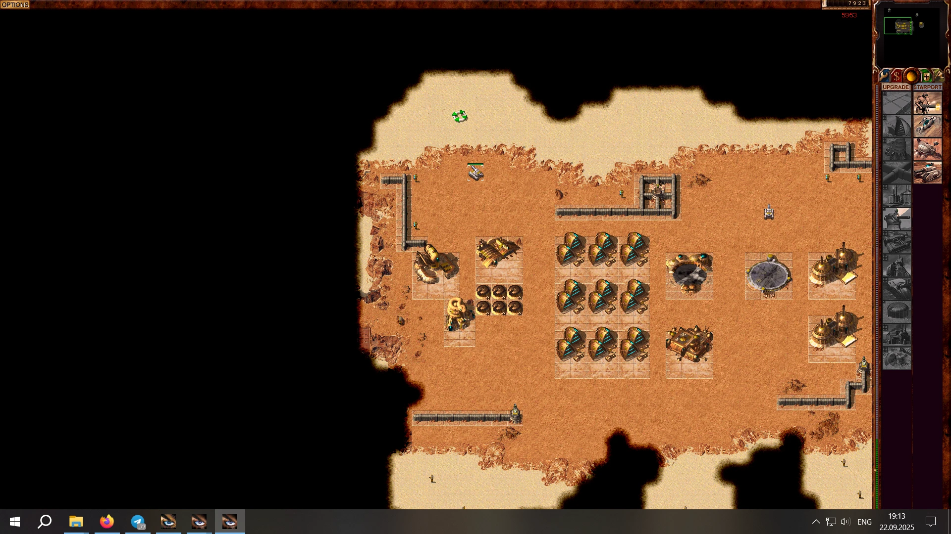 Spielbildschirm zeigt Wüstenbasis mit Gebäuden, Verteidigungsmauern und Einheiten im Dune 2000 Mod