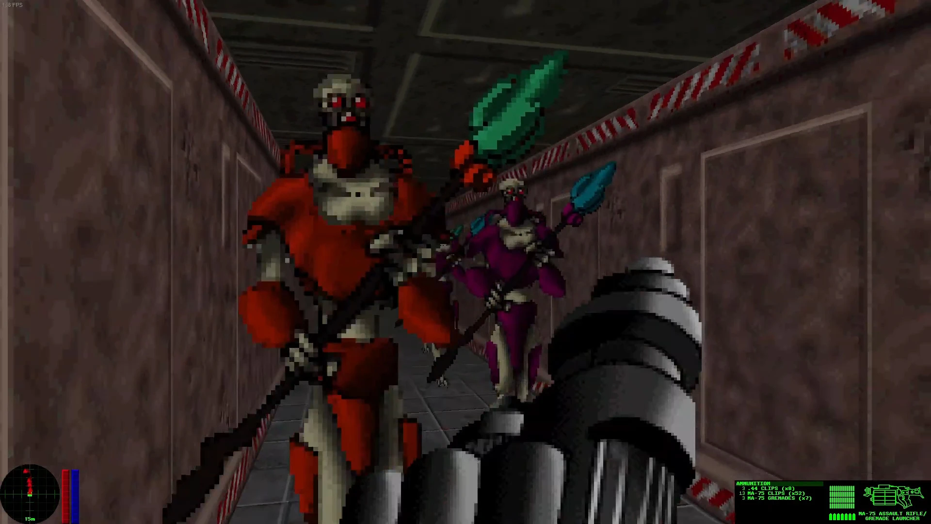 Vista en primera persona mostrando dos enemigos armados con lanzas en un pasillo en Aleph One Marathon Trilogy