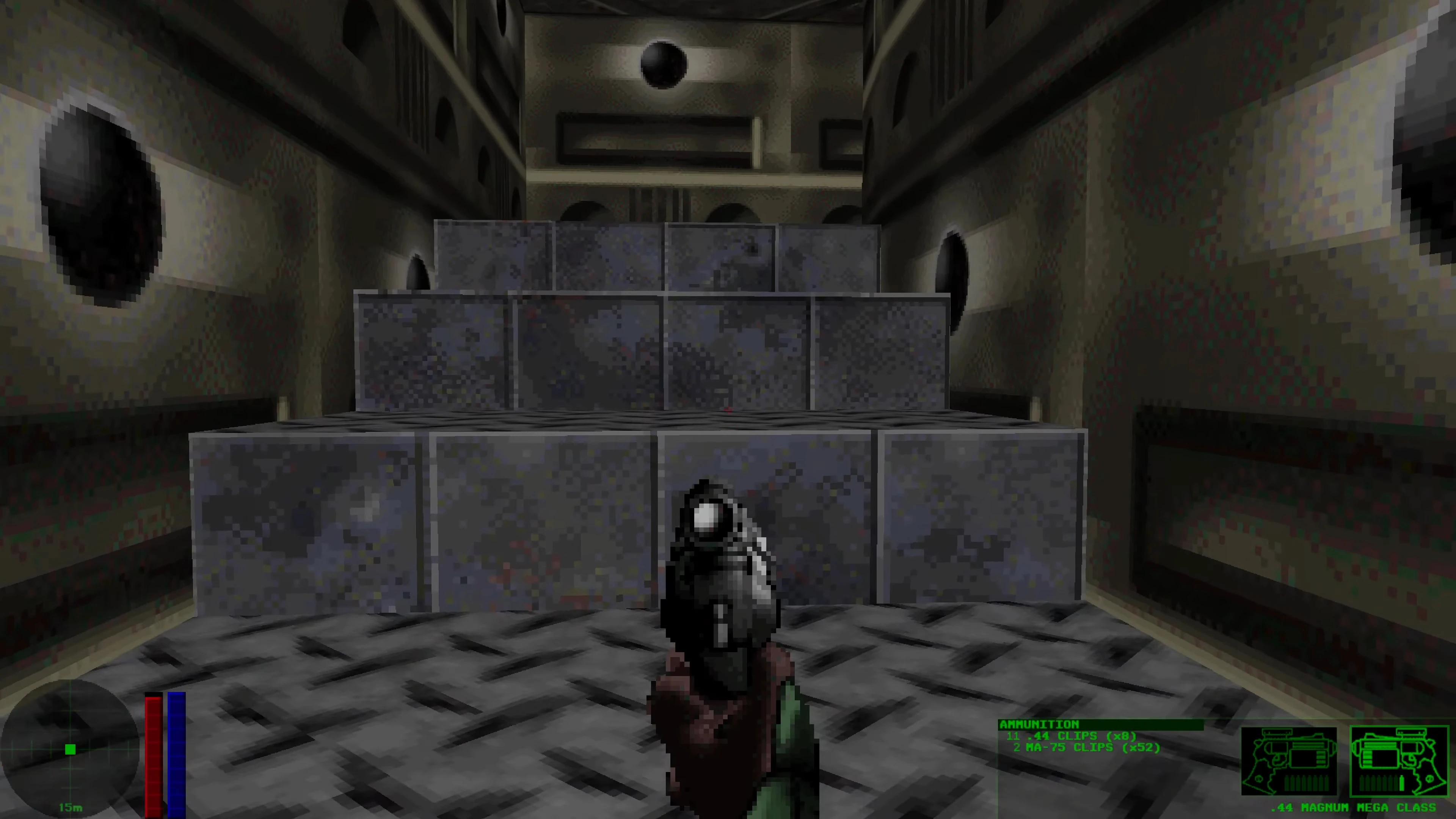 Vista en primera persona con pistola apuntando a bloques de metal en un pasillo con poca luz y HUD