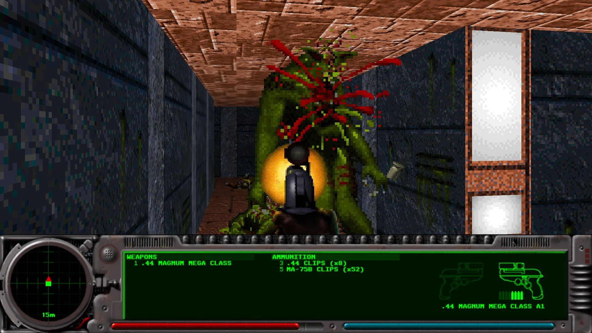Captura mostrando al jugador disparando a un monstruo alienígena verde en un pasillo estrecho en Marathon