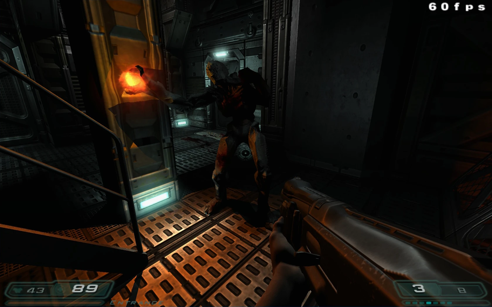 Vista en primera persona en Doom 3 con personaje apuntando a enemigo luminoso en corredor industrial oscuro