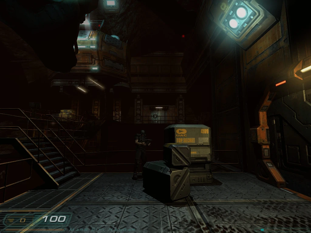 Interior oscuro de base sci-fi de Doom 3 con cajas marcadas como top secret y guardia armado en mod Dhewm 3