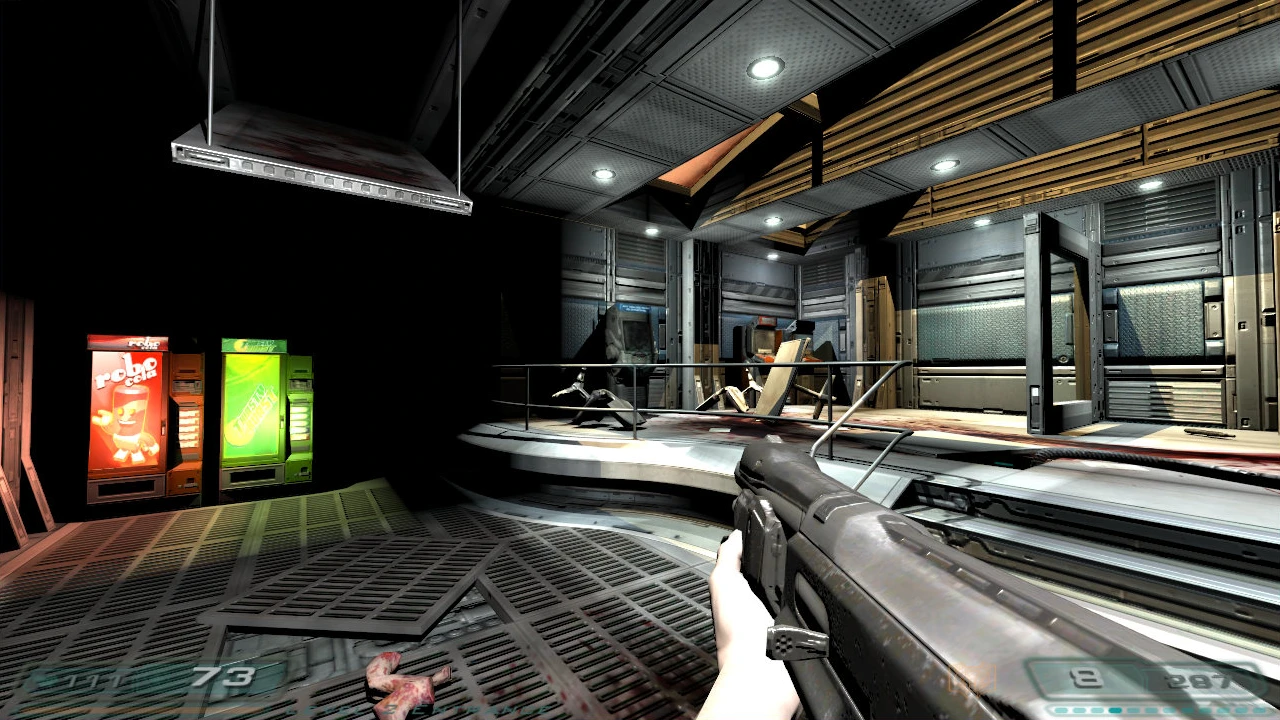 Vista en primera persona en Doom 3 con escopeta, máquinas expendedoras y laboratorio de ciencia ficción con poca luz