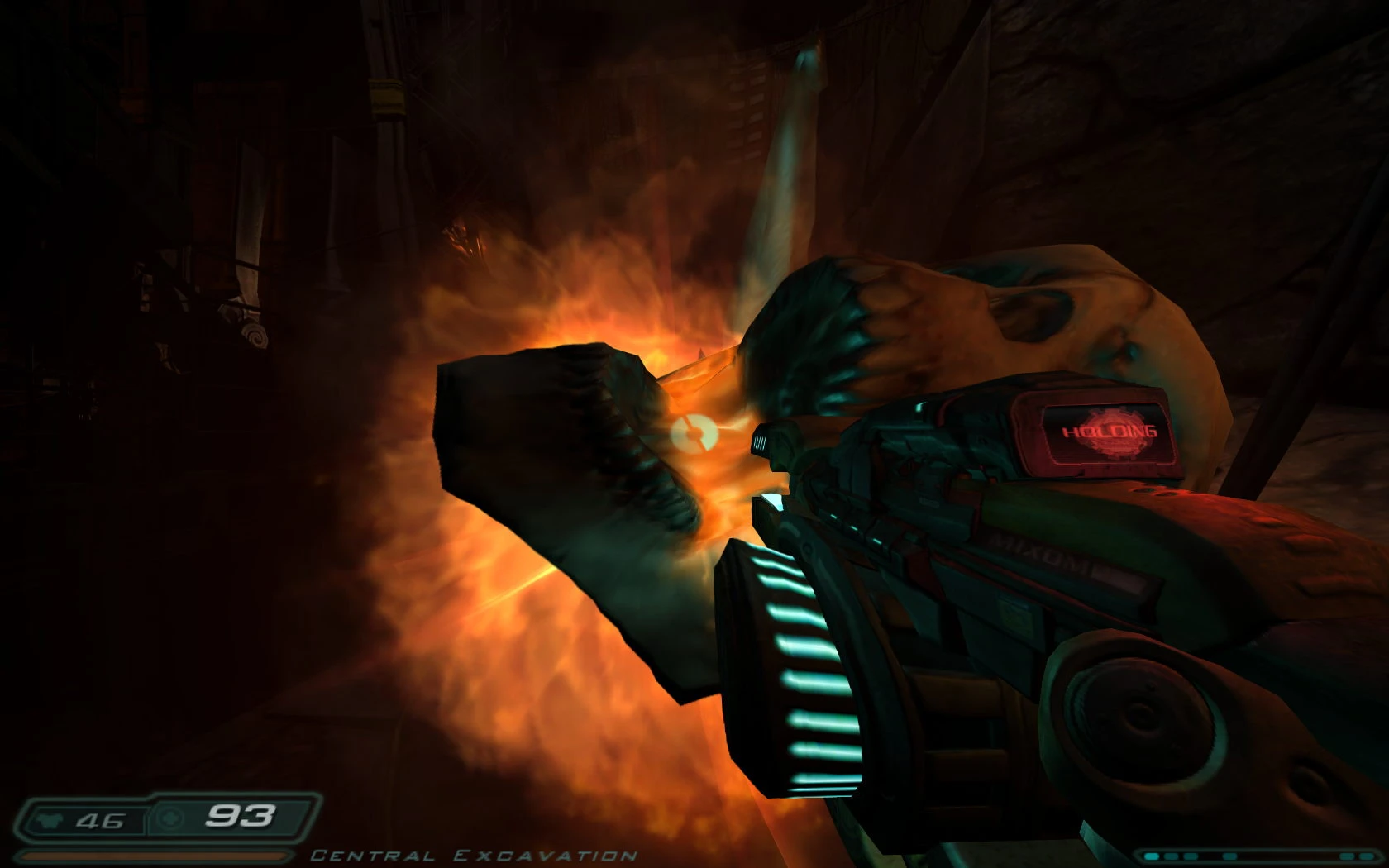 Vista en primera persona de un arma futurista disparando a un cráneo envuelto en llamas en Doom 3 motor Dhewm 3