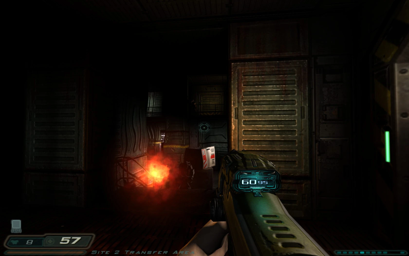 Vista en primera persona del jugador disparando en un pasillo oscuro con explosión en Doom 3 usando motor Dhewm 3