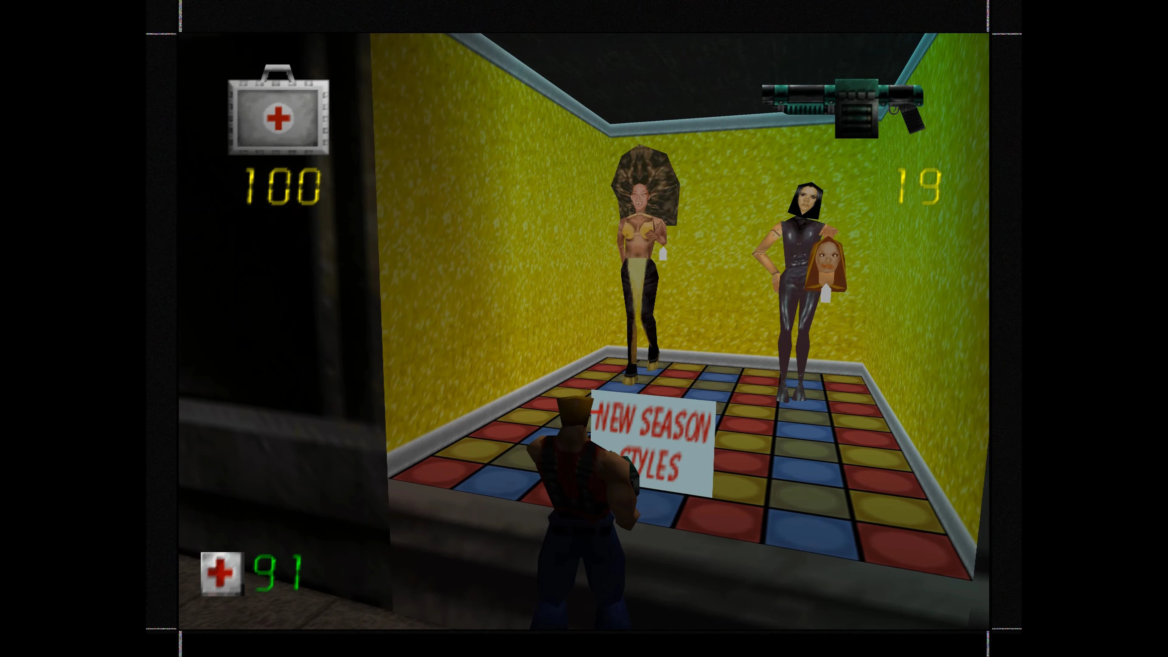 Spielercharakter blickt auf Schaufenster mit feindlichen Puppen und Waffen in Duke Nukem 3D