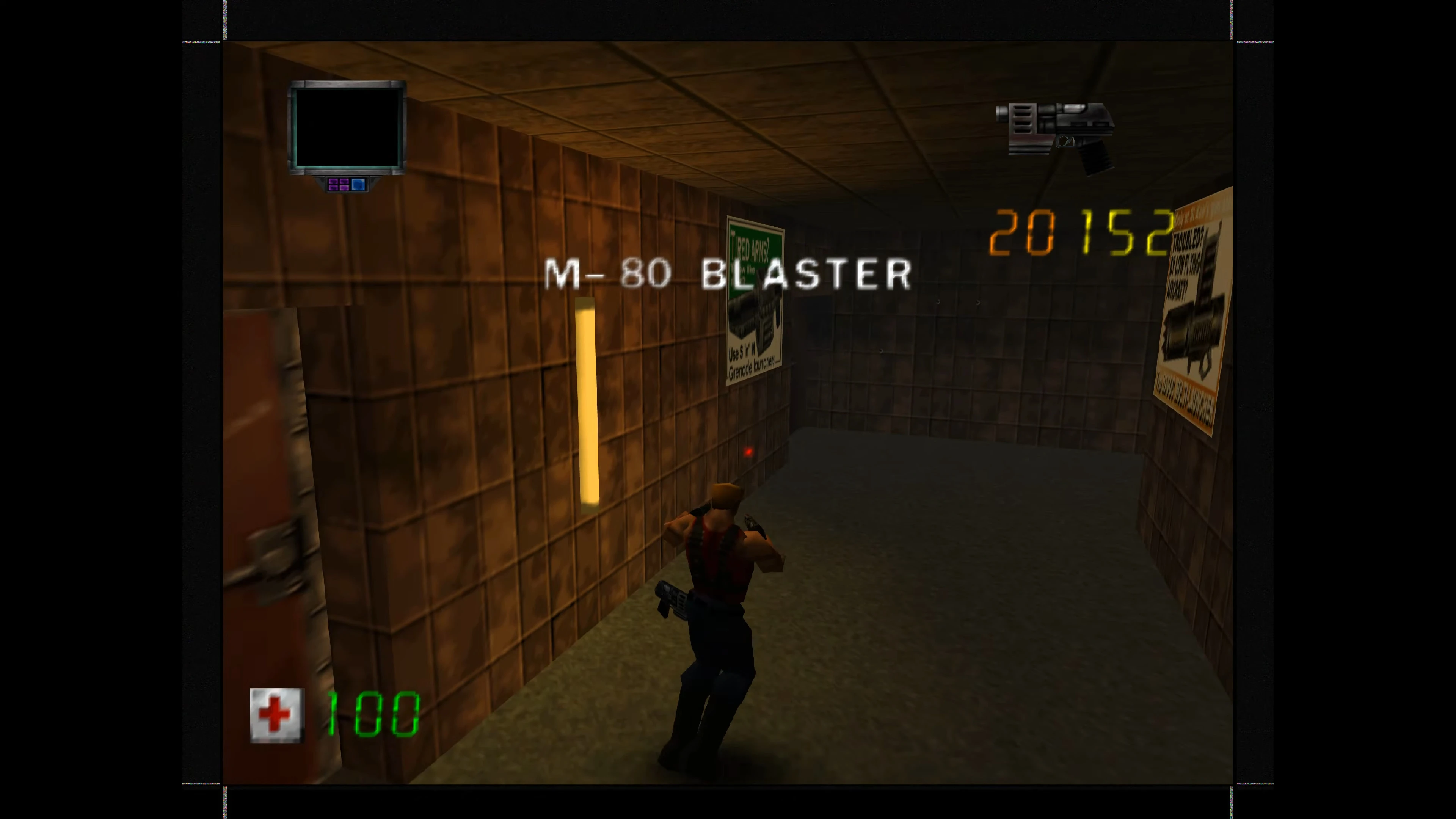 Spielansicht von Duke Nukem mit der Waffe M-80 Blaster in einem braun gefliesten Korridor bei Gesundheit 100