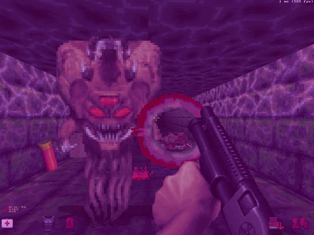 Gracz strzela z strzelby do groteskowego potwora z czerwonymi oczami w fioletowym korytarzu lochu w Duke Nukem 3D EDuke32
