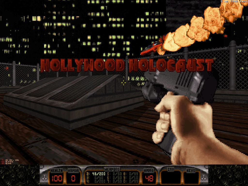 Widok z pierwszej osoby w Duke Nukem 3D pokazujący strzał z pistoletu z efektami wybuchu i czerwonym napisem Hollywood Holocaust