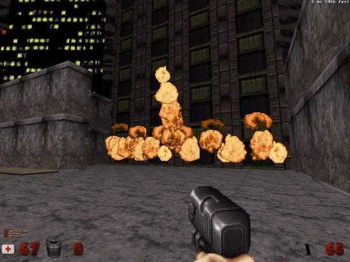 Widok z pierwszej osoby w Duke Nukem 3D z wystrzałem i kilkoma eksplozjami w miejskim otoczeniu