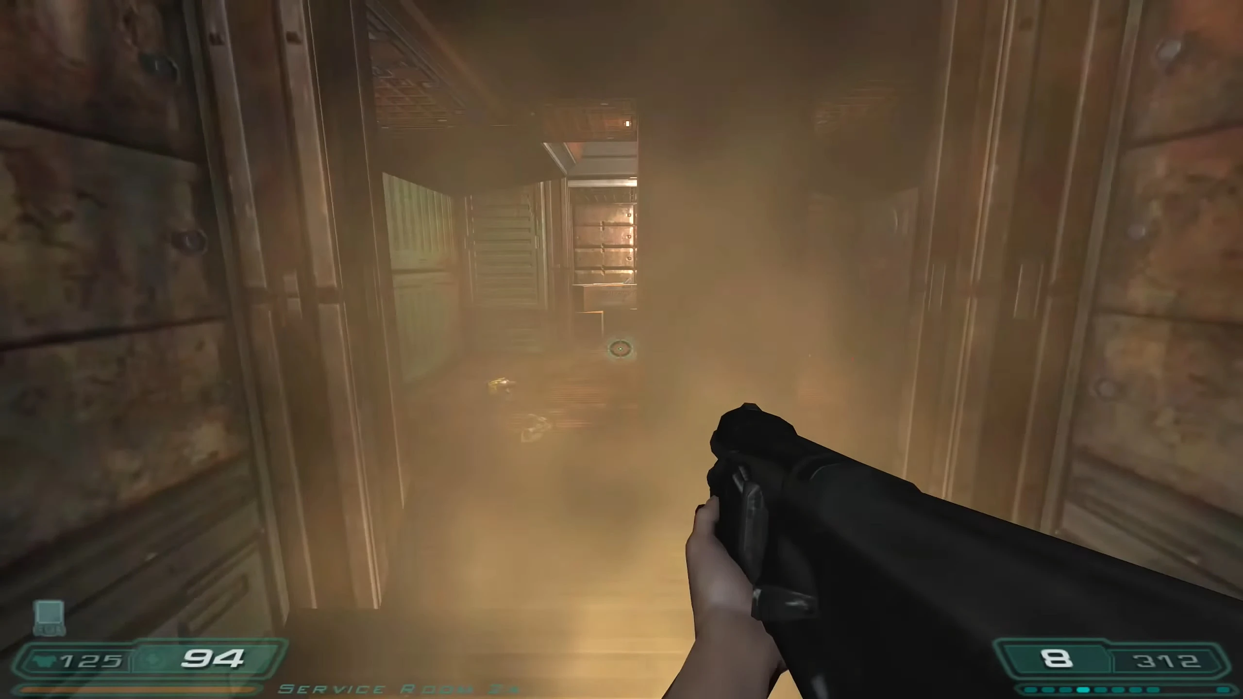 Erste-Person-Sicht auf einen mit Rauch gefüllten Gang und eine nach vorne gerichtete Schrotflinte im Doom 3 Mod fhDOOM