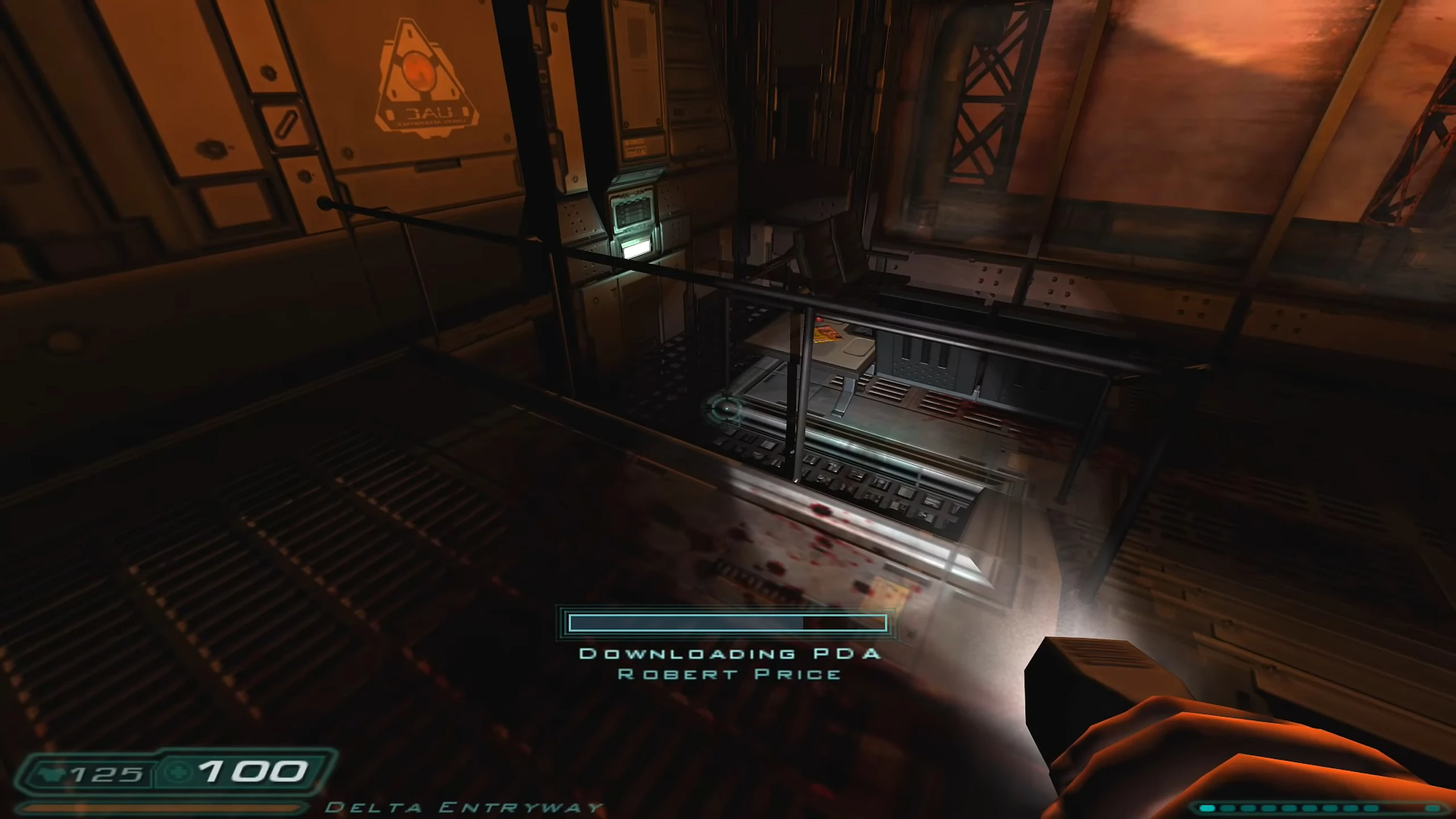 Erste-Person-Blick auf einen dunklen Industrieflur in Doom 3 mit Ladebalken für PDA und Taschenlampenstrahl