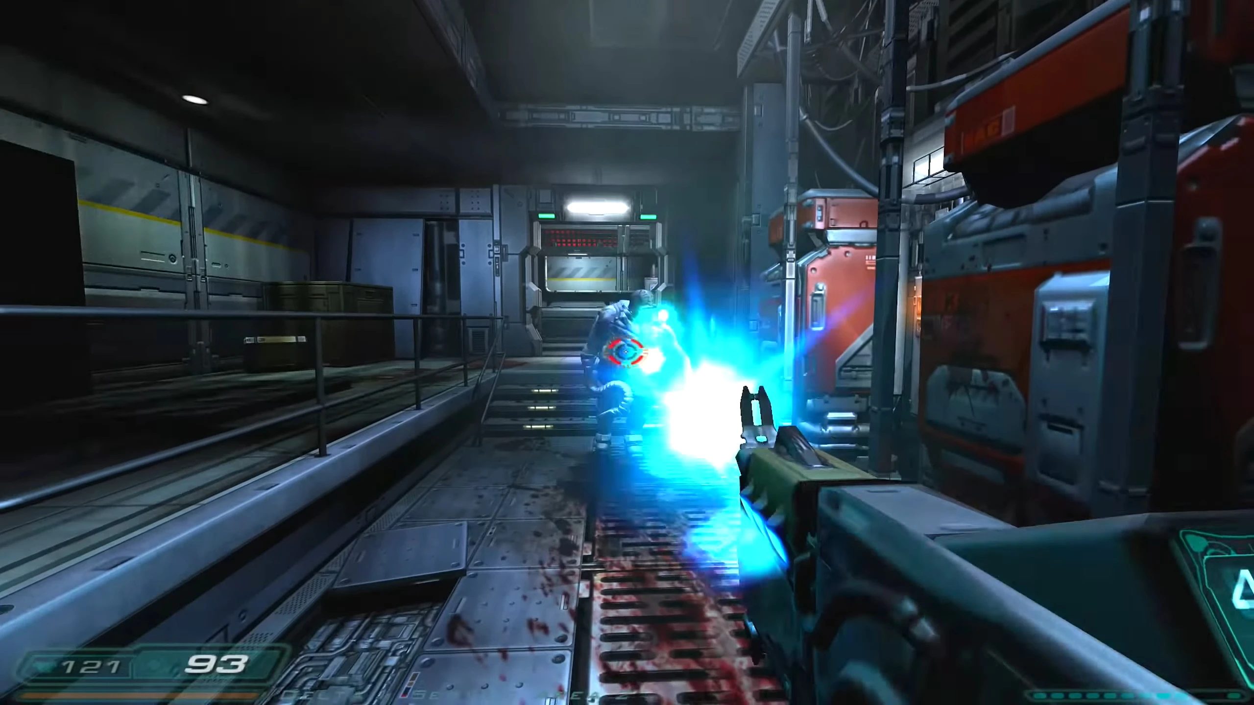 Erste-Person-Sicht, Spieler schießt blauen Energiestrahl auf Gegner in futuristischem Metallkorridor in Doom 3