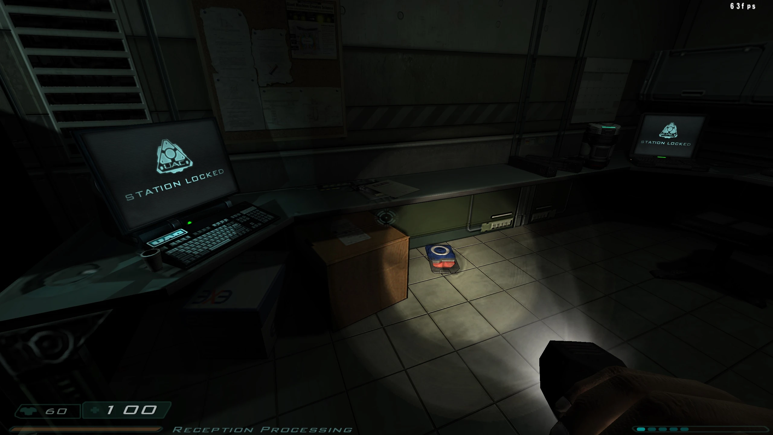Screenshot eines schwach beleuchteten Büros mit zwei Monitoren, die STATION LOCKED anzeigen in Doom 3 Mod fhDOOM