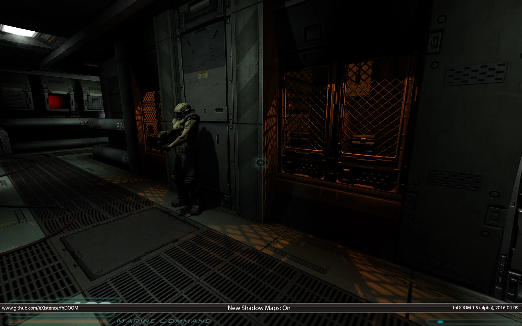 Dunkler Sci-Fi-Korridor in Doom 3 mit Marine nahe Metallwandplatten und Schatten