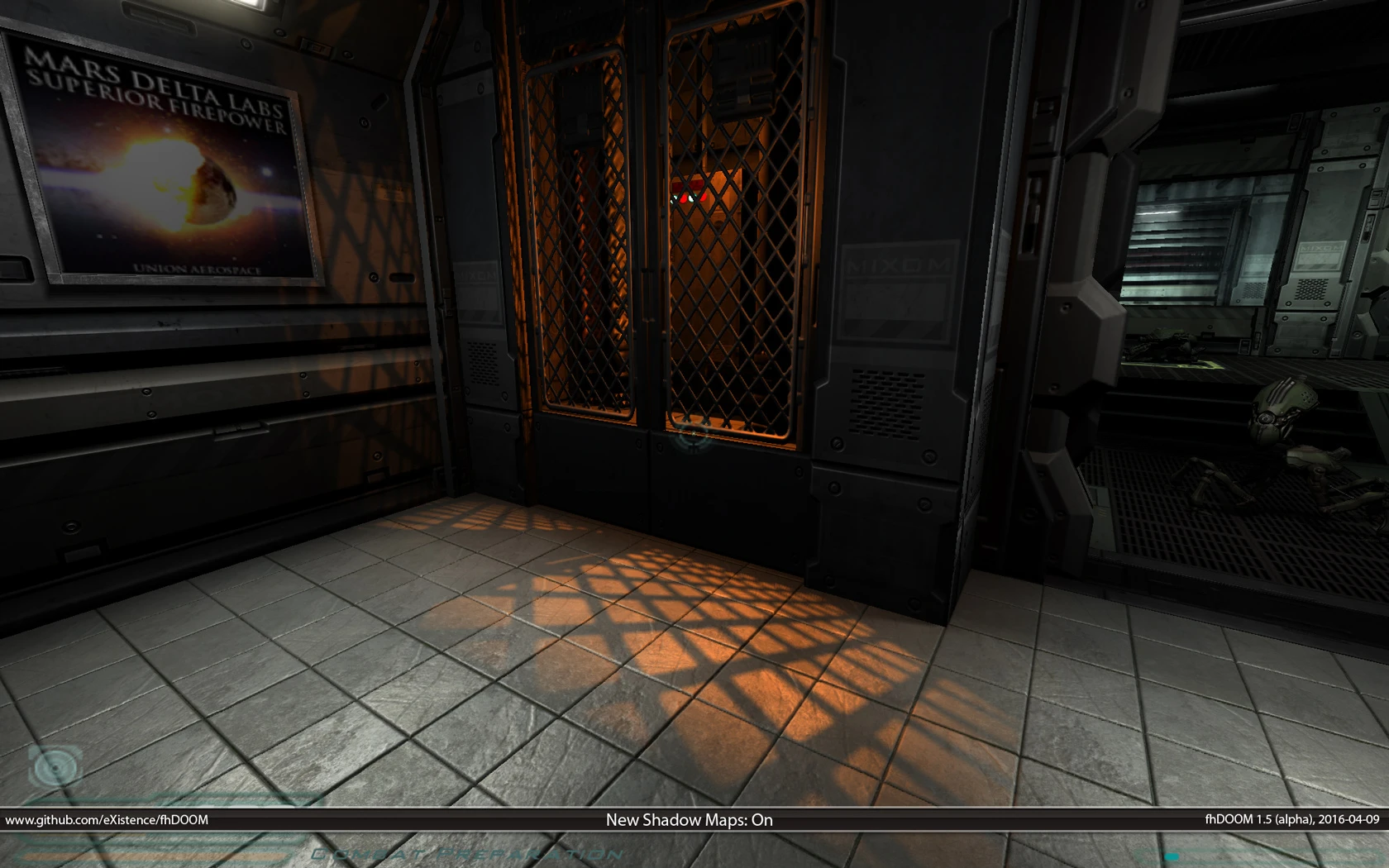 Schwach beleuchteter Gang mit Metallgittertür, die komplexe Schatten wirft, und einem Robotervieh im Inneren im Doom 3-Mod fhDOOM