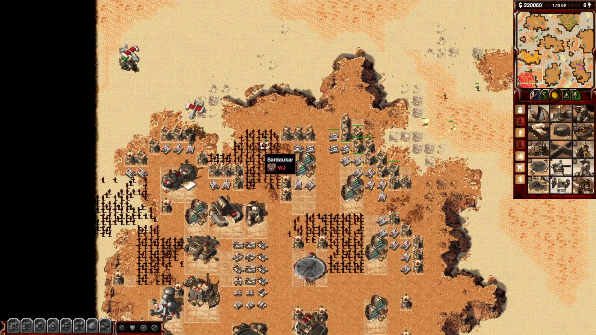 Zrzut ekranu silnie ufortyfikowanej pustynnej bazy z jednostkami i budynkami w Command & Conquer Tiberian Dawn z silnikiem OpenRA