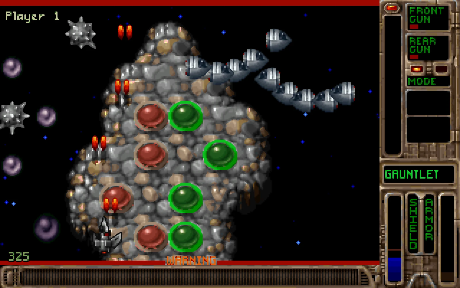 Vista del juego con nave espacial cerca de un asteroide rocoso y HUD en Tyrian 2000